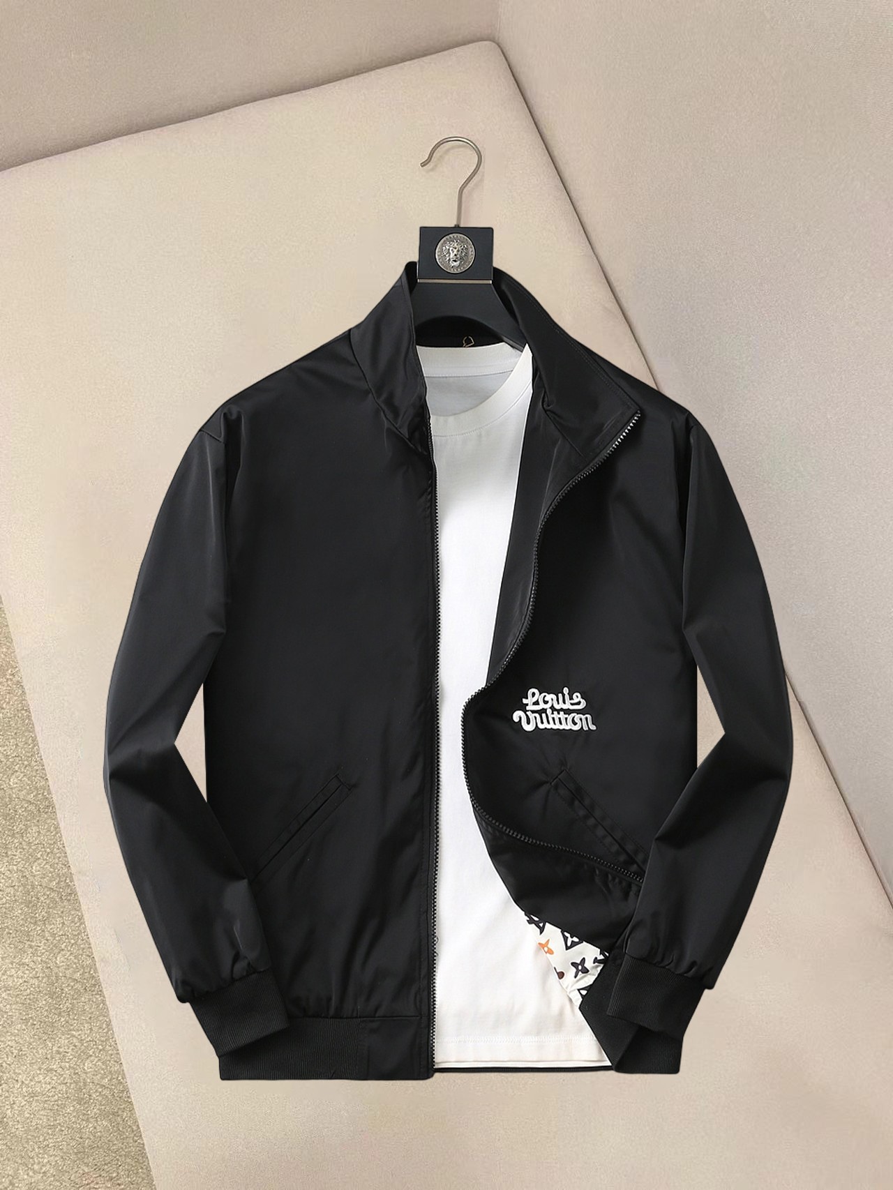 NO:137788,LV 2025 spring new jacket jacket, the new product on the show is perfect, comfortable and warm, the three standards are complete in color and full and attractive, and the very outstanding design easily advances the sense of fashion, the workmanship is extremely exquisite and rigorous, and the wiring is neat and meticulous!  A masterpiece of a big-name designer!  The upper body doesn't look bloated and super handsome!  Spot code M ~ XXXL,,louis vuitton,jackets & coats,jackets & coats,alexander wang19860909LV 2025春季新款夹克外套,秀场新品品相非常完美,舒适保暖,三标齐全色泽饱满诱人,非常出彩的设计,轻松将时髦感进阶,做工极为考究严谨,走线工整细致！大牌设计师巨作！上身不显臃肿、超级帅气！现货码数M ～ XXXL,,louis vuitton,jackets & coats,jackets & coats,alexander wang,Men's clothing