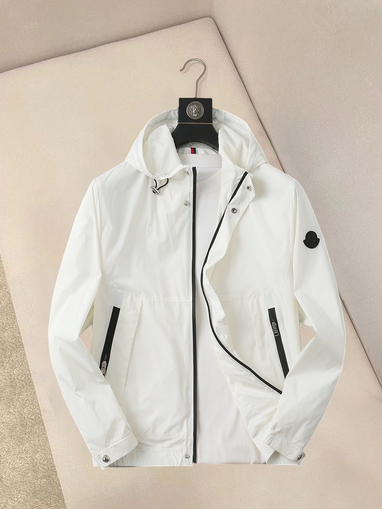 NO:137790,The new 2025 spring jacket, the new product on the show is perfect, comfortable and warm, the three-standard complete colors and full and attractive, and the very outstanding design easily advances the sense of fashion. The workmanship is extremely exquisite and rigorous, and the wiring is neat and meticulous!  A masterpiece of a big-name designer!  The upper body doesn't look bloated and super handsome!  Spot code M ~ XXXL,,Moncler,jackets & coats,jackets & coats,alexander wang19860909蒙口 2025春季新款夹克外套,秀场新品品相非常完美,舒适保暖,三标齐全色泽饱满诱人,非常出彩的设计,轻松将时髦感进阶,做工极为考究严谨,走线工整细致！大牌设计师巨作！上身不显臃肿、超级帅气！现货码数M ～ XXXL,,Moncler,jackets & coats,jackets & coats,alexander wang,Men's clothing