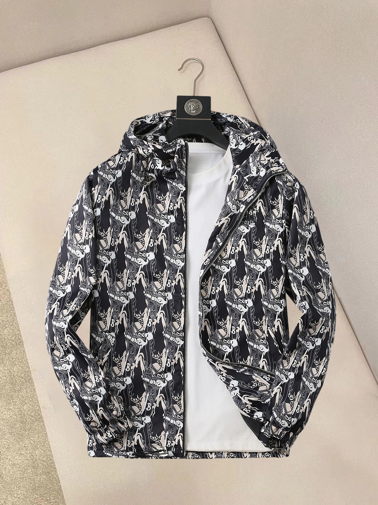 NO:137775,Burberry's new spring jacket for 2025, the new product on the show is perfect, comfortable and warm, the three-standard complete colors and full and attractive, and the very outstanding design easily advances the sense of fashion. The workmanship is extremely exquisite and rigorous, and the wiring is neat and meticulous!  A masterpiece of a big-name designer!  The upper body doesn't look bloated and super handsome!  Spot code M ~ XXXL,,burberry,jackets & coats,jackets & coats,alexander wang19860909巴宝莉 2025春季新款夹克外套,秀场新品品相非常完美,舒适保暖,三标齐全色泽饱满诱人,非常出彩的设计,轻松将时髦感进阶,做工极为考究严谨,走线工整细致！大牌设计师巨作！上身不显臃肿、超级帅气！现货码数M ～ XXXL,,burberry,jackets & coats,jackets & coats,alexander wang,Men's clothing