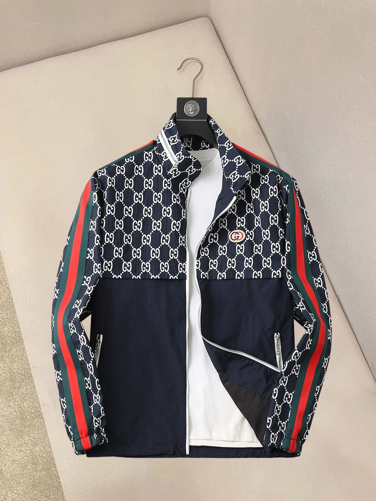 NO:137778,Guqi 2025 spring new jacket jacket, the new product on the show is perfect, comfortable and warm, the three standards are complete in color and full and attractive, and the very outstanding design easily advances the sense of fashion, the workmanship is extremely exquisite and rigorous, and the wiring is neat and meticulous!  A masterpiece of a big-name designer!  The upper body doesn't look bloated and super handsome!  Spot code M ~ XXXL,,jackets & coats,jackets & coats,alexander wang19860909古奇 2025春季新款夹克外套,秀场新品品相非常完美,舒适保暖,三标齐全色泽饱满诱人,非常出彩的设计,轻松将时髦感进阶,做工极为考究严谨,走线工整细致！大牌设计师巨作！上身不显臃肿、超级帅气！现货码数M ～ XXXL,,jackets & coats,jackets & coats,alexander wang,Men's clothing