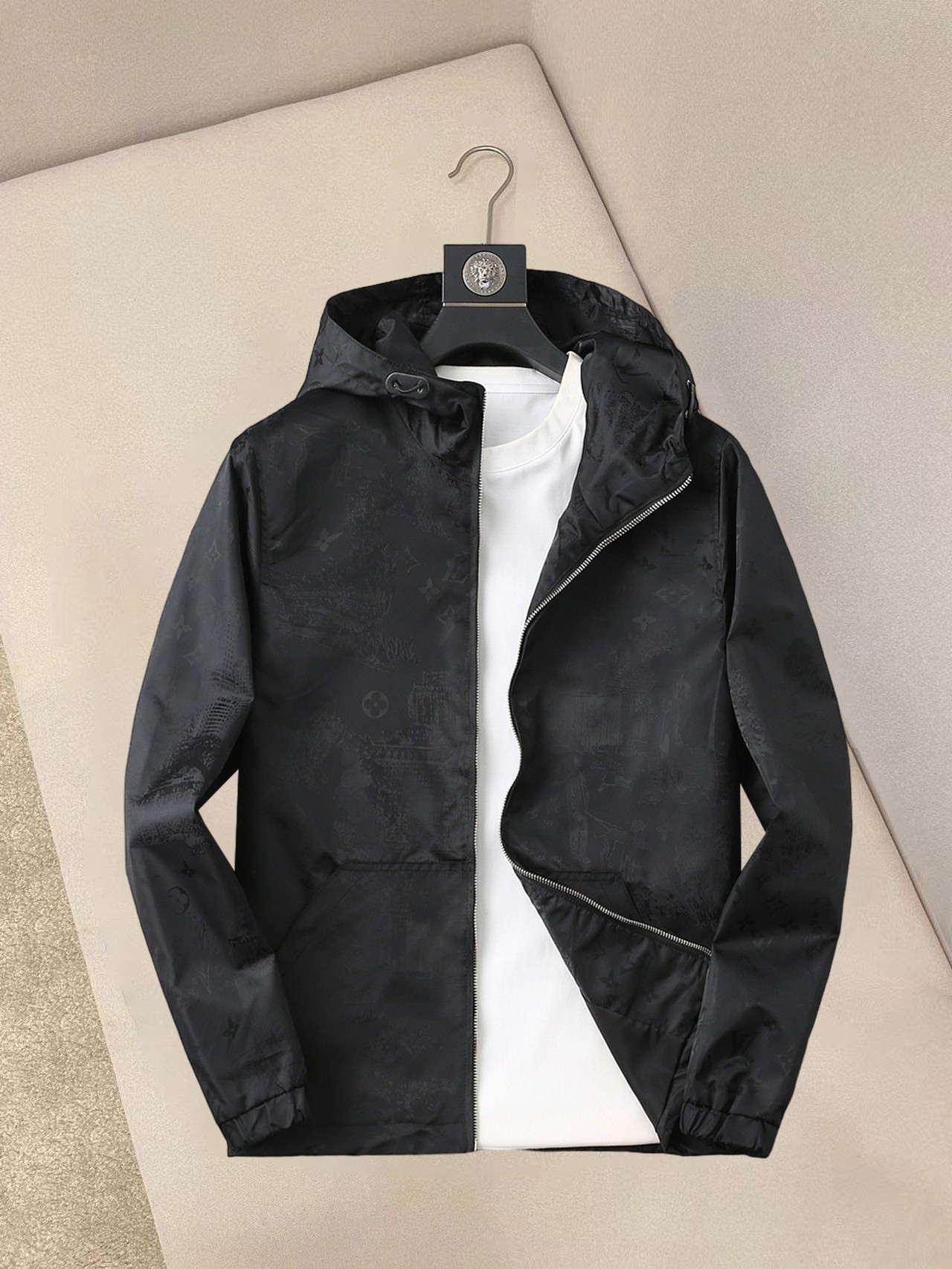 NO:137776,LV 2025 spring new jacket jacket, the new product on the show is perfect, comfortable and warm, the three standards are complete in color and full and attractive, and the very outstanding design easily advances the sense of fashion, the workmanship is extremely exquisite and rigorous, and the wiring is neat and meticulous!  A masterpiece of a big-name designer!  The upper body doesn't look bloated and super handsome!  Spot code M ~ XXXL,,louis vuitton,jackets & coats,jackets & coats,alexander wang19860909LV 2025春季新款夹克外套,秀场新品品相非常完美,舒适保暖,三标齐全色泽饱满诱人,非常出彩的设计,轻松将时髦感进阶,做工极为考究严谨,走线工整细致！大牌设计师巨作！上身不显臃肿、超级帅气！现货码数M ～ XXXL,,louis vuitton,jackets & coats,jackets & coats,alexander wang,Men's clothing