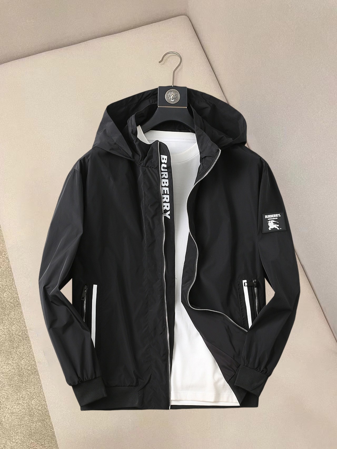 NO:137780,Burberry's new spring jacket for 2025, the new product on the show is perfect, comfortable and warm, the three-standard complete colors and full and attractive, and the very outstanding design easily advances the sense of fashion. The workmanship is extremely exquisite and rigorous, and the wiring is neat and meticulous!  A masterpiece of a big-name designer!  The upper body doesn't look bloated and super handsome!  Spot code M ~ XXXL,,burberry,jackets & coats,jackets & coats,alexander wang19860909巴宝莉 2025春季新款夹克外套,秀场新品品相非常完美,舒适保暖,三标齐全色泽饱满诱人,非常出彩的设计,轻松将时髦感进阶,做工极为考究严谨,走线工整细致！大牌设计师巨作！上身不显臃肿、超级帅气！现货码数M ～ XXXL,,burberry,jackets & coats,jackets & coats,alexander wang,Men's clothing