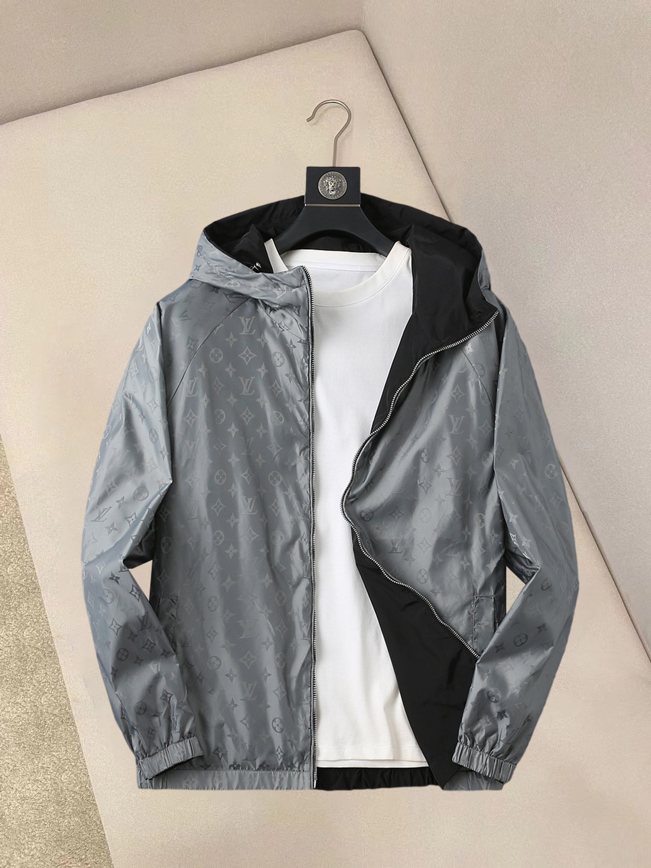 NO:137781,LV double-sided wear, 2025 spring new jacket jacket, the new product on the show is perfect, comfortable and warm, the three-standard complete colors and full and attractive, and the very outstanding design easily advances the sense of fashion, the workmanship is extremely exquisite and rigorous, and the wiring is neat and meticulous!  A masterpiece of a big-name designer!  The upper body doesn't look bloated and super handsome!  Spot code M ~ XXXL,,louis vuitton,jackets & coats,jackets & coats,alexander wang19860909LV 双面穿,2025春季新款夹克外套,秀场新品品相非常完美,舒适保暖,三标齐全色泽饱满诱人,非常出彩的设计,轻松将时髦感进阶,做工极为考究严谨,走线工整细致！大牌设计师巨作！上身不显臃肿、超级帅气！现货码数M ～ XXXL,,louis vuitton,jackets & coats,jackets & coats,alexander wang,Men's clothing