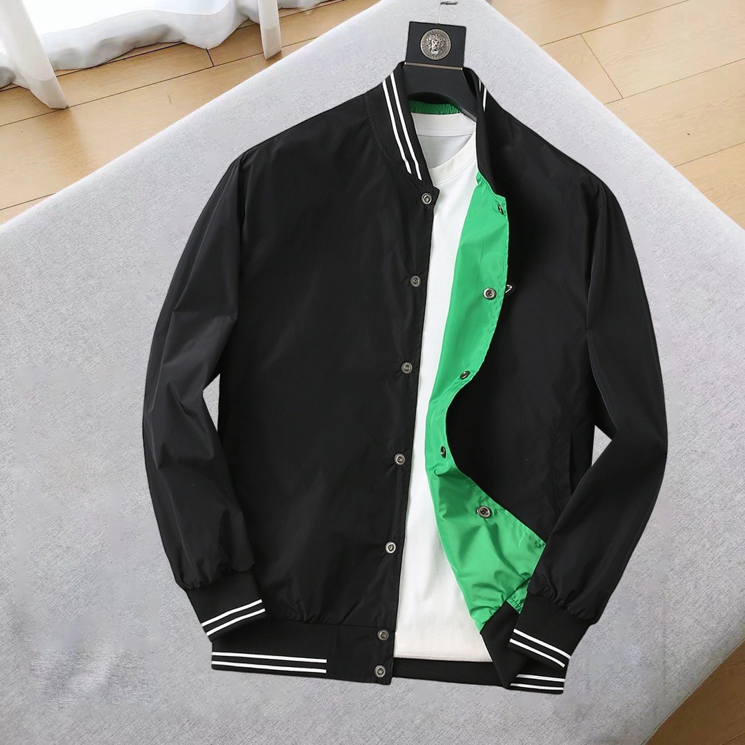 NO:545033,Prada double-sided wear, a new jacket jacket in early autumn 2025. The new product on the show is perfect, comfortable and warm, the three-standard complete colors and full and attractive, and the very outstanding design easily advances the sense of fashion, the workmanship is extremely exquisite and rigorous, and the wiring is neat and meticulous!  A masterpiece of a big-name designer!  The upper body doesn't look bloated and super handsome!  Spot code M ~ XXXL,,prada,jackets & coats,jackets & coats,alexander wang19860909普拉达 双面穿,2025初秋新款夹克外套,秀场新品品相非常完美,舒适保暖,三标齐全色泽饱满诱人,非常出彩的设计,轻松将时髦感进阶,做工极为考究严谨,走线工整细致！大牌设计师巨作！上身不显臃肿、超级帅气！现货码数M ～ XXXL,,prada,jackets & coats,jackets & coats,alexander wang,Men's clothing