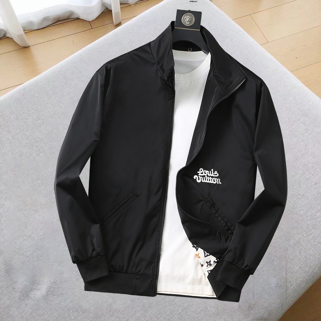 NO:545041,LV 2025 early autumn new jacket jacket, the new product on the show is perfect, comfortable and warm, the three standards are complete in color and full and attractive, and the very outstanding design easily advances the sense of fashion, the workmanship is extremely exquisite and rigorous, and the wiring is neat and meticulous!  A masterpiece of a big-name designer!  The upper body doesn't look bloated and super handsome!  Spot code M ~ XXXL,,louis vuitton,jackets & coats,jackets & coats,alexander wang19860909LV 2025初秋新款夹克外套,秀场新品品相非常完美,舒适保暖,三标齐全色泽饱满诱人,非常出彩的设计,轻松将时髦感进阶,做工极为考究严谨,走线工整细致！大牌设计师巨作！上身不显臃肿、超级帅气！现货码数M ～ XXXL,,louis vuitton,jackets & coats,jackets & coats,alexander wang,Men's clothing