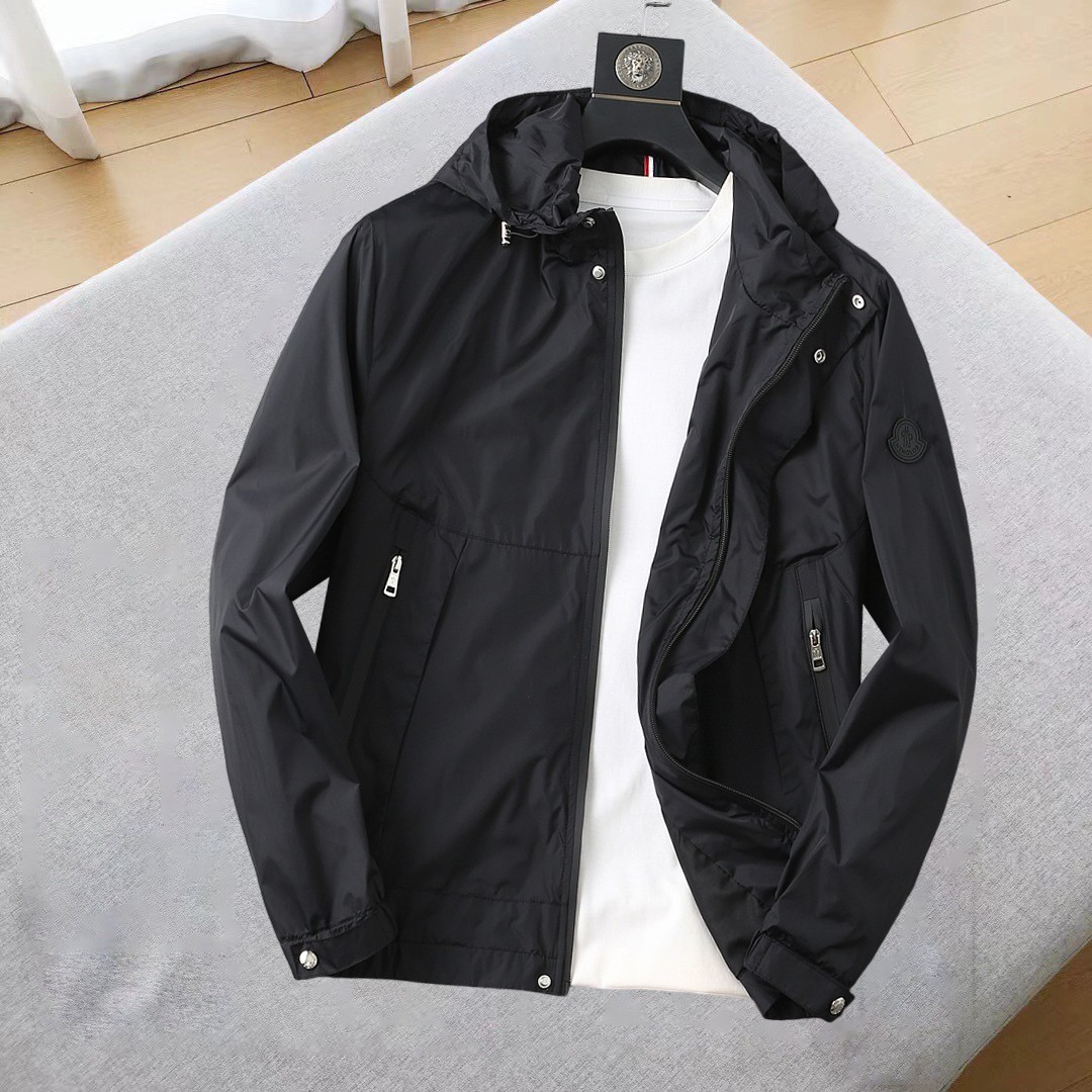 NO:544982,The new jacket jacket with a cover in early autumn 2025, the new product on the show is perfect, comfortable and warm, the three-standard complete colors and full and attractive, and the very outstanding design easily advances the sense of fashion. The workmanship is extremely exquisite and rigorous, and the wiring is neat and meticulous!  A masterpiece of a big-name designer!  The upper body doesn't look bloated and super handsome!  Spot code M ~ XXXL,,Moncler,jackets & coats,jackets & coats,alexander wang19860909蒙口 2025初秋新款夹克外套,秀场新品品相非常完美,舒适保暖,三标齐全色泽饱满诱人,非常出彩的设计,轻松将时髦感进阶,做工极为考究严谨,走线工整细致！大牌设计师巨作！上身不显臃肿、超级帅气！现货码数M ～ XXXL,,Moncler,jackets & coats,jackets & coats,alexander wang,Men's clothing