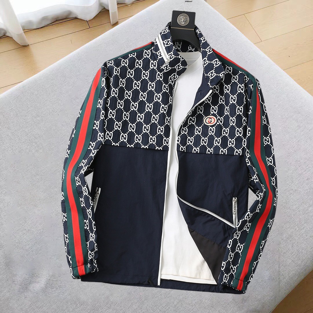 NO:544996,Guqi's new jacket jacket in early autumn 2025, the new product on the show is perfect, comfortable and warm, the three standards have a complete color and full and attractive color, and the very outstanding design easily advances the sense of fashion, the workmanship is extremely exquisite and rigorous, and the wiring is neat and meticulous!  A masterpiece of a big-name designer!  The upper body doesn't look bloated and super handsome!  Spot code M ~ XXXL,,jackets & coats,jackets & coats,alexander wang19860909古奇 2025初秋新款夹克外套,秀场新品品相非常完美,舒适保暖,三标齐全色泽饱满诱人,非常出彩的设计,轻松将时髦感进阶,做工极为考究严谨,走线工整细致！大牌设计师巨作！上身不显臃肿、超级帅气！现货码数M ～ XXXL,,jackets & coats,jackets & coats,alexander wang,Men's clothing