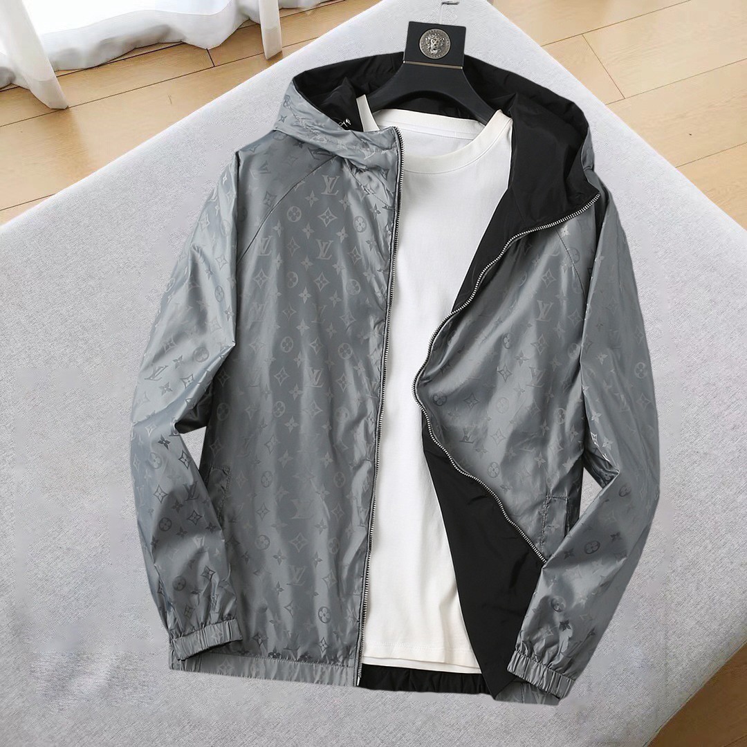 NO:544945,LV double-sided wear, new jacket jacket in early autumn 2025, the new product on the show is perfect, comfortable and warm, the three-standard complete colors and full and attractive, and the very outstanding design easily advances the sense of fashion, the workmanship is extremely exquisite and rigorous, and the wiring is neat and meticulous!  A masterpiece of a big-name designer!  The upper body doesn't look bloated and super handsome!  Spot code M ~ XXXL,,louis vuitton,jackets & coats,jackets & coats,alexander wang19860909LV 双面穿,2025初秋新款夹克外套,秀场新品品相非常完美,舒适保暖,三标齐全色泽饱满诱人,非常出彩的设计,轻松将时髦感进阶,做工极为考究严谨,走线工整细致！大牌设计师巨作！上身不显臃肿、超级帅气！现货码数M ～ XXXL,,louis vuitton,jackets & coats,jackets & coats,alexander wang,Men's clothing