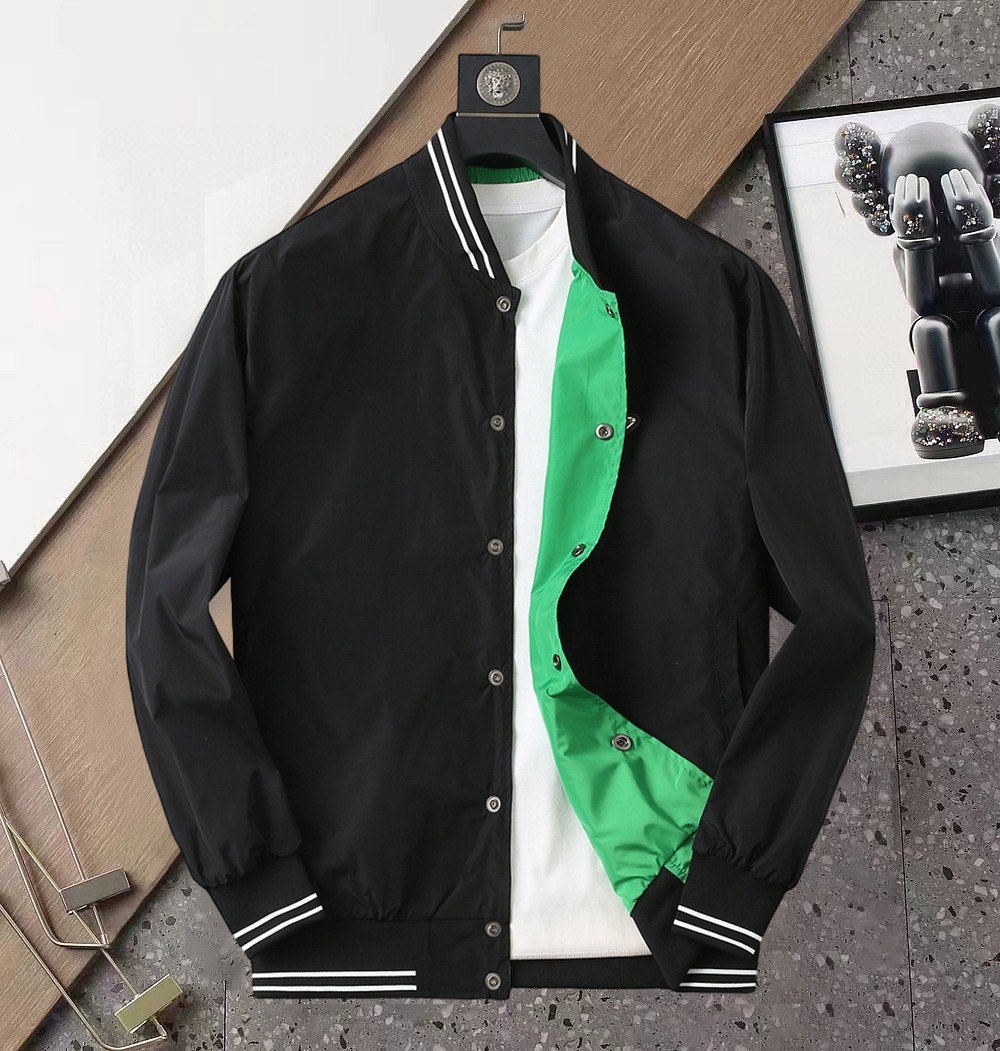 NO:510456,Prada double-sided wear, 2025 spring new jacket jacket, the new product on the show is perfect, comfortable and warm, the three-standard complete colors and full and attractive, and the very outstanding design easily advances the sense of fashion, the workmanship is extremely exquisite and rigorous, and the wiring is neat and meticulous!  A masterpiece of a big-name designer!  The upper body doesn't look bloated and super handsome!  Spot code M ~ XXXL,,prada,jackets & coats,jackets & coats,alexander wang19860909普拉达 双面穿,2025开春新款夹克外套,秀场新品品相非常完美,舒适保暖,三标齐全色泽饱满诱人,非常出彩的设计,轻松将时髦感进阶,做工极为考究严谨,走线工整细致！大牌设计师巨作！上身不显臃肿、超级帅气！现货码数M ～ XXXL,,prada,jackets & coats,jackets & coats,alexander wang,Men's clothing