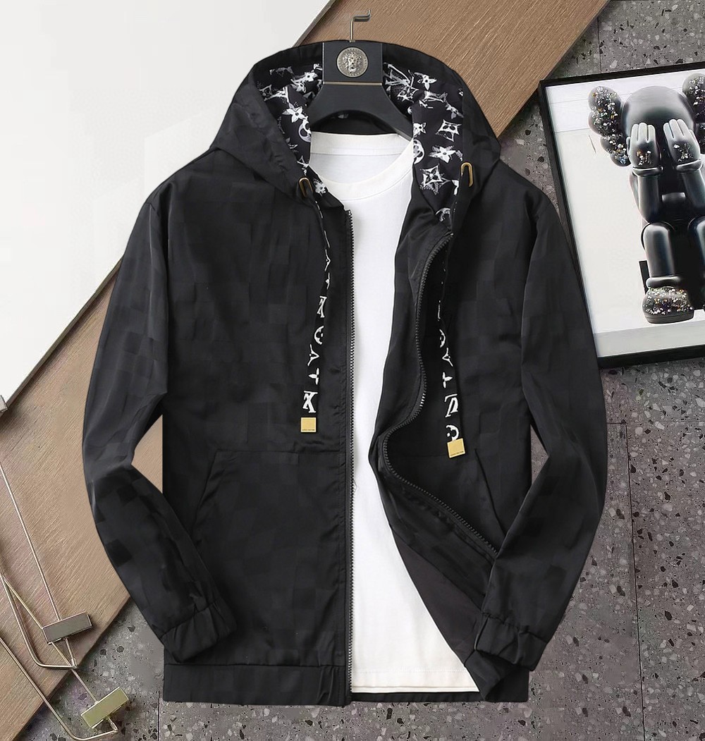 NO:510444,LV 2025 Spring New Jacket Jacket, the new product on the show is perfect, comfortable and warm, the three-standard complete colors and full and attractive, and the very outstanding design easily advances the sense of fashion. The workmanship is extremely exquisite and rigorous, and the wiring is neat and meticulous!  A masterpiece of a big-name designer!  The upper body doesn't look bloated and super handsome!  Spot code M ~ XXXL,,louis vuitton,jackets & coats,jackets & coats,alexander wang19860909LV 2025开春新款夹克外套,秀场新品品相非常完美,舒适保暖,三标齐全色泽饱满诱人,非常出彩的设计,轻松将时髦感进阶,做工极为考究严谨,走线工整细致！大牌设计师巨作！上身不显臃肿、超级帅气！现货码数M ～ XXXL,,louis vuitton,jackets & coats,jackets & coats,alexander wang,Men's clothing