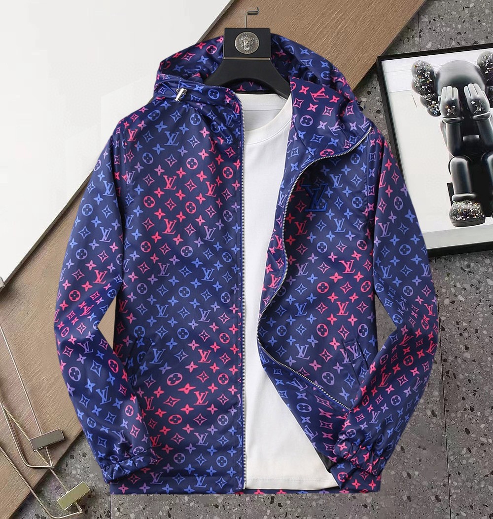 NO:510450,LV 2025 Spring New Jacket Jacket, the new product on the show is perfect, comfortable and warm, the three-standard complete colors and full and attractive, and the very outstanding design easily advances the sense of fashion. The workmanship is extremely exquisite and rigorous, and the wiring is neat and meticulous!  A masterpiece of a big-name designer!  The upper body doesn't look bloated and super handsome!  Spot code M ~ XXXL,,louis vuitton,jackets & coats,jackets & coats,alexander wang19860909LV 2025开春新款夹克外套,秀场新品品相非常完美,舒适保暖,三标齐全色泽饱满诱人,非常出彩的设计,轻松将时髦感进阶,做工极为考究严谨,走线工整细致！大牌设计师巨作！上身不显臃肿、超级帅气！现货码数M ～ XXXL,,louis vuitton,jackets & coats,jackets & coats,alexander wang,Men's clothing
