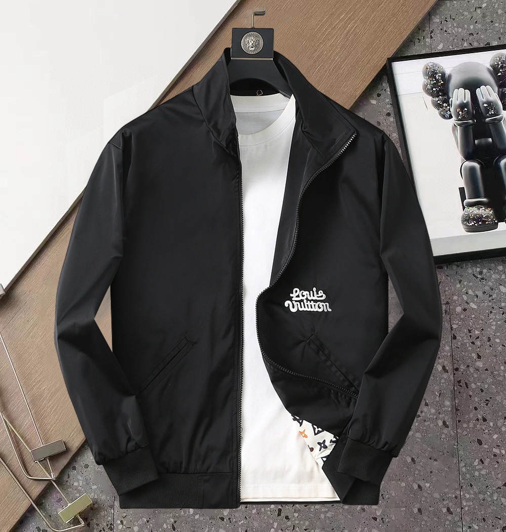 NO:510459,LV 2025 Spring New Jacket Jacket, the new product on the show is perfect, comfortable and warm, the three-standard complete colors and full and attractive, and the very outstanding design easily advances the sense of fashion. The workmanship is extremely exquisite and rigorous, and the wiring is neat and meticulous!  A masterpiece of a big-name designer!  The upper body doesn't look bloated and super handsome!  Spot code M ~ XXXL,,louis vuitton,jackets & coats,jackets & coats,alexander wang19860909LV 2025开春新款夹克外套,秀场新品品相非常完美,舒适保暖,三标齐全色泽饱满诱人,非常出彩的设计,轻松将时髦感进阶,做工极为考究严谨,走线工整细致！大牌设计师巨作！上身不显臃肿、超级帅气！现货码数M ～ XXXL,,louis vuitton,jackets & coats,jackets & coats,alexander wang,Men's clothing