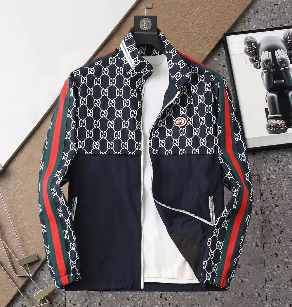 NO:510454,Guqi 2025 Spring New Jacket Jacket, the new product on the show is perfect, comfortable and warm, the three standards are complete in color and full and attractive, and the very outstanding design easily advances the sense of fashion, the workmanship is extremely exquisite and rigorous, and the wiring is neat and meticulous!  A masterpiece of a big-name designer!  The upper body doesn't look bloated and super handsome!  Spot code M ~ XXXL,,jackets & coats,jackets & coats,alexander wang19860909古奇 2025开春新款夹克外套,秀场新品品相非常完美,舒适保暖,三标齐全色泽饱满诱人,非常出彩的设计,轻松将时髦感进阶,做工极为考究严谨,走线工整细致！大牌设计师巨作！上身不显臃肿、超级帅气！现货码数M ～ XXXL,,jackets & coats,jackets & coats,alexander wang,Men's clothing