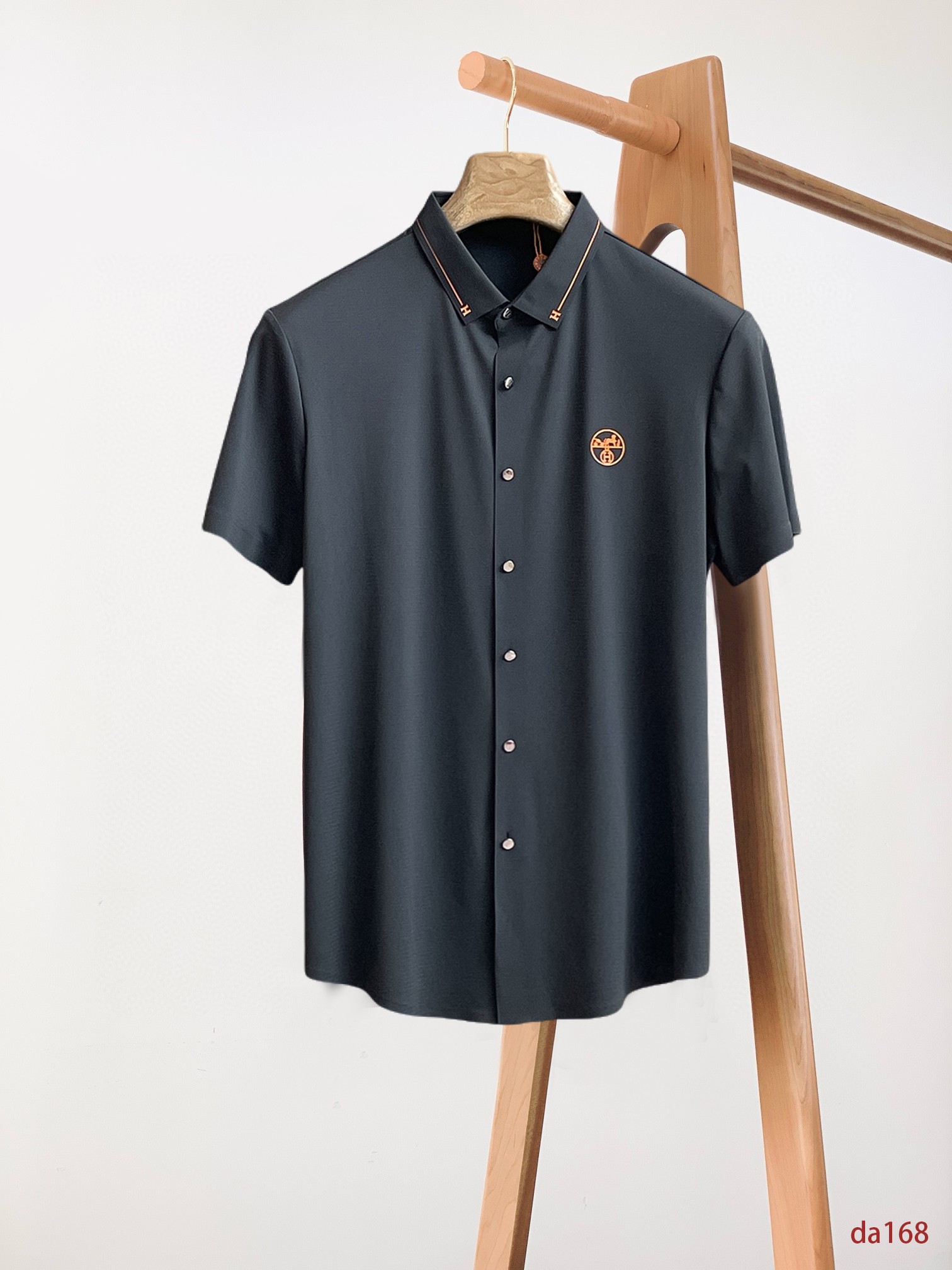 NO:432665,Hermes High-end Business White-collar workers are a must-have item for people in the unit!  Seal-free pressed glue ice silk casual business short-sleeved shirt, technological fabric, ice silk traceless, very good body feel, smooth feel and great texture!  Good elasticity, no sense of restraint, the fabric has its own breathable mesh, moisture absorption and sweating, quick drying and keeping it dry, small lapel placket-breasted design, showing a straight posture, not soft pedal, simple style, can be used for business and leisure, highly recommended!  High-elastic ice silk, the touch is as smooth as jade silk, clean and neat, and elegant and gentlemanly. The high-end materials are the key to the fabric, the quality control must be used. The feel is extremely delicate and smooth, the fabric has a good gloss and upper body skeleton feel, so we can greet mature and quality men's clothing!  Sweat in summer and dry in seconds, a brand new experience Business commuting and leisure M-4XL, hermes,shirts,T-shirt,alexander wang19860909爱马仕 高端商务 白领 单位人士必入单品！ 无痕压胶冰丝休闲商务短袖衬衫,科技面料,冰丝无痕,体感非常棒,手感顺滑质感很棒！弹性好,无任何束缚感,面料自带透气网孔,吸湿排汗,速干保持干爽,小翻领门襟排扣设计,展露挺拔姿态,不软踏,简约款式,商务休闲都可驾驭,强烈推荐！高弹冰丝,触感堪比玉蚕丝一样丝滑,干净利落,儒雅绅士风度.高级材质,重点就是面料上,品控的必上,手感极其细腻光滑,面料光泽感和上身骨架感好,打招成熟品质男装！夏天出汗秒干,全新体验 商务通勤休闲 M-4XL,,hermes,shirts,T-shirt,alexander wang,Men's clothing