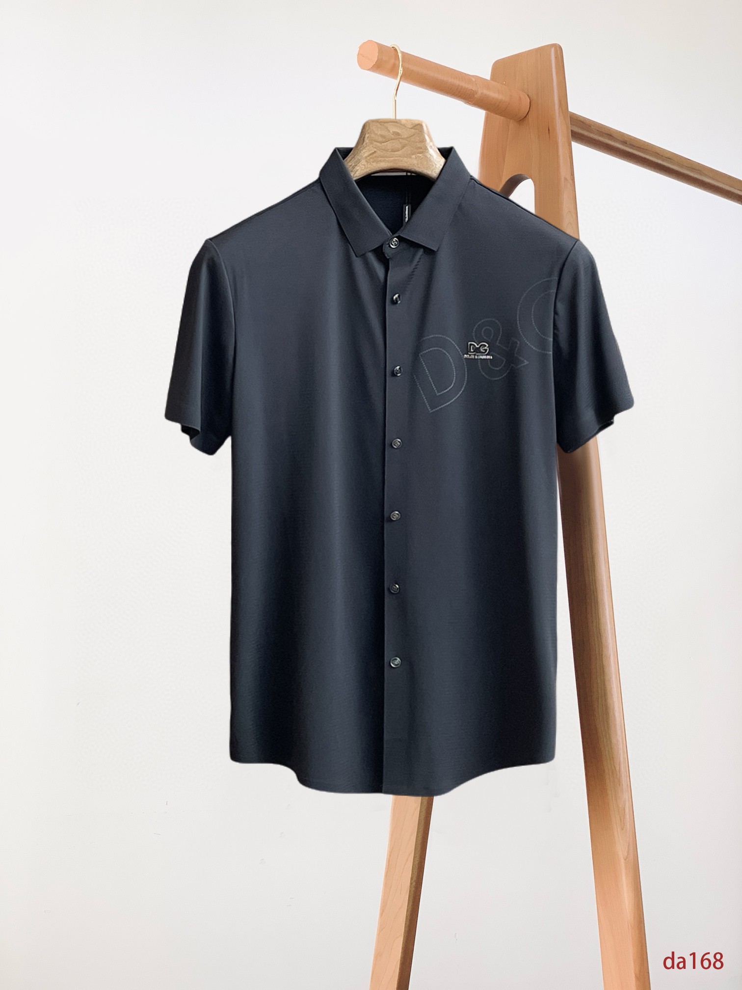 NO:432677,DG High-end Business White-collar workers are a must-have item for individuals in the unit!  Seal-free pressed glue ice silk casual business short-sleeved shirt, technological fabric, ice silk traceless, very good body feel, smooth feel and great texture!  Good elasticity, no sense of restraint, the fabric has its own breathable mesh, moisture absorption and sweating, quick drying and keeping it dry, small lapel placket-breasted design, showing a straight posture, not soft pedal, simple style, can be used for business and leisure, highly recommended!  High-elastic ice silk, the touch is as smooth as jade silk, clean and neat, and elegant and gentlemanly. The high-end materials are the key to the fabric, the quality control must be used. The feel is extremely delicate and smooth, the fabric has a good gloss and upper body skeleton feel, so we can greet mature and quality men's clothing!  Sweat in summer and dry instantly, a brand new experience Business commuting and leisure M-4XL, Shirts, T-shirt, alexander wang19860909DG 高端商务 白领 单位人士必入单品！ 无痕压胶冰丝休闲商务短袖衬衫,科技面料,冰丝无痕,体感非常棒,手感顺滑质感很棒！弹性好,无任何束缚感,面料自带透气网孔,吸湿排汗,速干保持干爽,小翻领门襟排扣设计,展露挺拔姿态,不软踏,简约款式,商务休闲都可驾驭,强烈推荐！高弹冰丝,触感堪比玉蚕丝一样丝滑,干净利落,儒雅绅士风度.高级材质,重点就是面料上,品控的必上,手感极其细腻光滑,面料光泽感和上身骨架感好,打招成熟品质男装！夏天出汗秒干,全新体验 商务通勤休闲 M-4XL,,shirts,T-shirt,alexander wang,Men's clothing