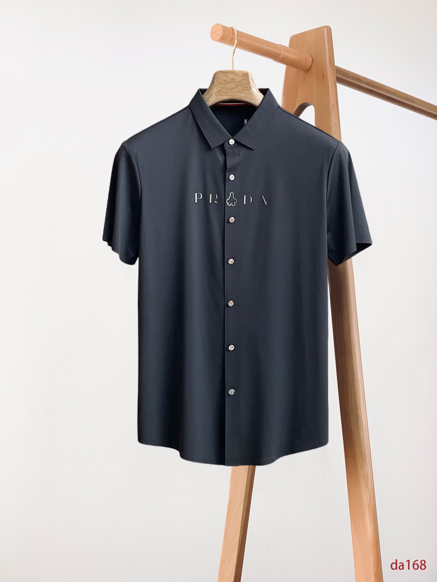 NO:432682,Prada High-end Business White-collar workers are a must-have item for individuals in the unit!  Seal-free pressed glue ice silk casual business short-sleeved shirt, technological fabric, ice silk traceless, very good body feel, smooth feel and great texture!  Good elasticity, no sense of restraint, the fabric has its own breathable mesh, moisture absorption and sweating, quick drying and keeping it dry, small lapel placket-breasted design, showing a straight posture, not soft pedal, simple style, can be used for business and leisure, highly recommended!  High-elastic ice silk, the touch is as smooth as jade silk, clean and neat, and elegant and gentlemanly. The high-end materials are the key to the fabric, the quality control must be used. The feel is extremely delicate and smooth, the fabric has a good gloss and upper body skeleton feel, so we can greet mature and quality men's clothing!  Sweat in summer and dry in seconds, a brand new experience Business commuting and leisure M-4XL, prada,shirts,T-shirt,alexander wang19860909普拉达 高端商务 白领 单位人士必入单品！ 无痕压胶冰丝休闲商务短袖衬衫,科技面料,冰丝无痕,体感非常棒,手感顺滑质感很棒！弹性好,无任何束缚感,面料自带透气网孔,吸湿排汗,速干保持干爽,小翻领门襟排扣设计,展露挺拔姿态,不软踏,简约款式,商务休闲都可驾驭,强烈推荐！高弹冰丝,触感堪比玉蚕丝一样丝滑,干净利落,儒雅绅士风度.高级材质,重点就是面料上,品控的必上,手感极其细腻光滑,面料光泽感和上身骨架感好,打招成熟品质男装！夏天出汗秒干,全新体验 商务通勤休闲 M-4XL,,prada,shirts,T-shirt,alexander wang,Men's clothing