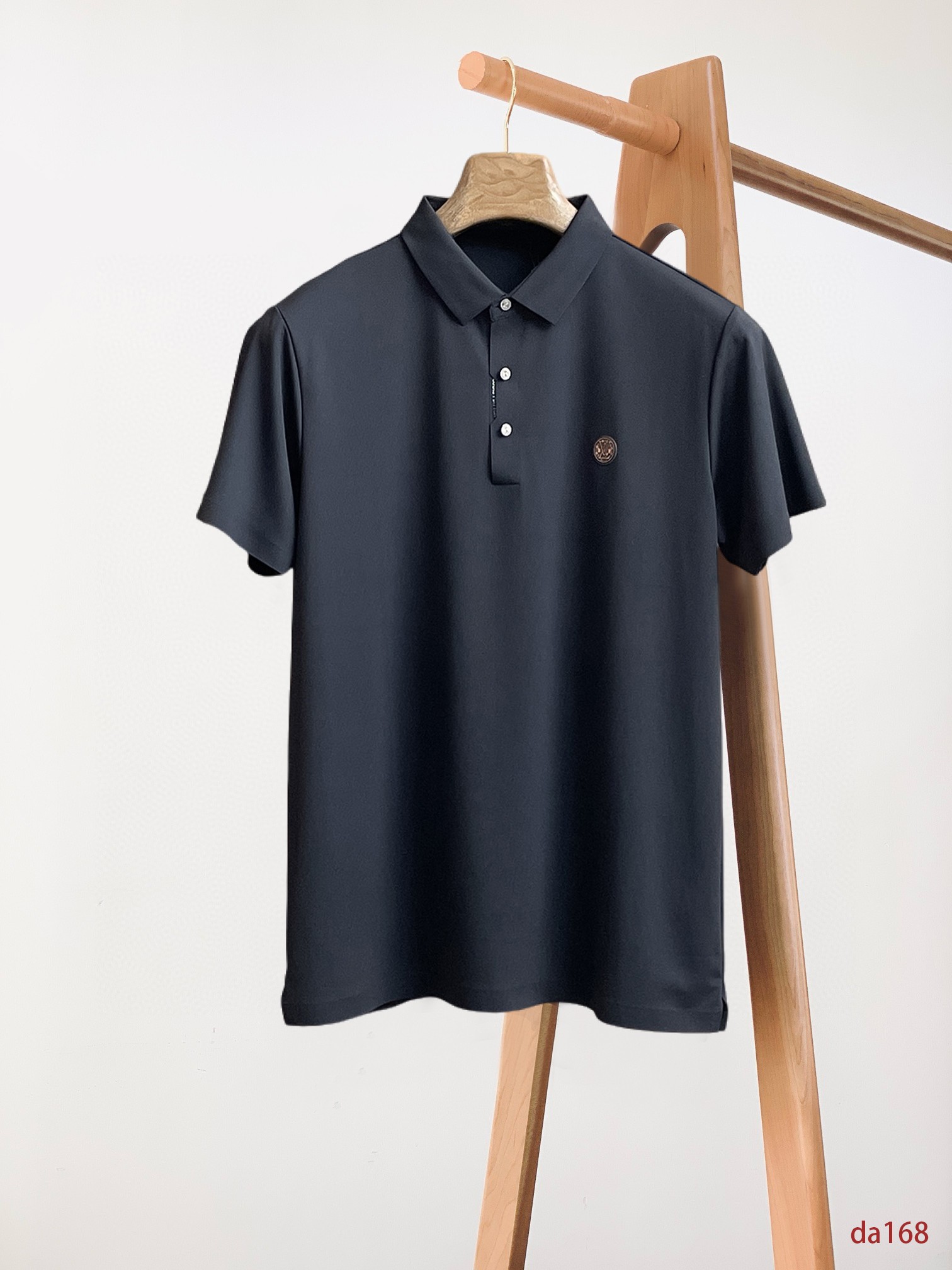 NO:432687,LV High-end Business White-collar workers are a must-have item for individuals in the unit!  Seal-free pressed glue ice silk casual business short-sleeved shirt, technological fabric, ice silk traceless, very good body feel, smooth feel and great texture!  Good elasticity, no sense of restraint, the fabric has its own breathable mesh, moisture absorption and sweating, quick drying and keeping it dry, small lapel placket-breasted design, showing a straight posture, not soft pedal, simple style, can be used for business and leisure, highly recommended!  High-elastic ice silk, the touch is as smooth as jade silk, clean and neat, and elegant and gentlemanly. The high-end materials are the key to the fabric, the quality control must be used. The feel is extremely delicate and smooth, the fabric has a good gloss and upper body skeleton feel, so we can greet mature and quality men's clothing!  Sweat in summer and dry in seconds, a brand new experience Business commuting and leisure M-4XL, louis vuitton,shirts,T-shirt,alexander wang19860909LV 高端商务 白领 单位人士必入单品！ 无痕压胶冰丝休闲商务短袖衬衫,科技面料,冰丝无痕,体感非常棒,手感顺滑质感很棒！弹性好,无任何束缚感,面料自带透气网孔,吸湿排汗,速干保持干爽,小翻领门襟排扣设计,展露挺拔姿态,不软踏,简约款式,商务休闲都可驾驭,强烈推荐！高弹冰丝,触感堪比玉蚕丝一样丝滑,干净利落,儒雅绅士风度.高级材质,重点就是面料上,品控的必上,手感极其细腻光滑,面料光泽感和上身骨架感好,打招成熟品质男装！夏天出汗秒干,全新体验 商务通勤休闲 M-4XL,,louis vuitton,shirts,T-shirt,alexander wang,Men's clothing