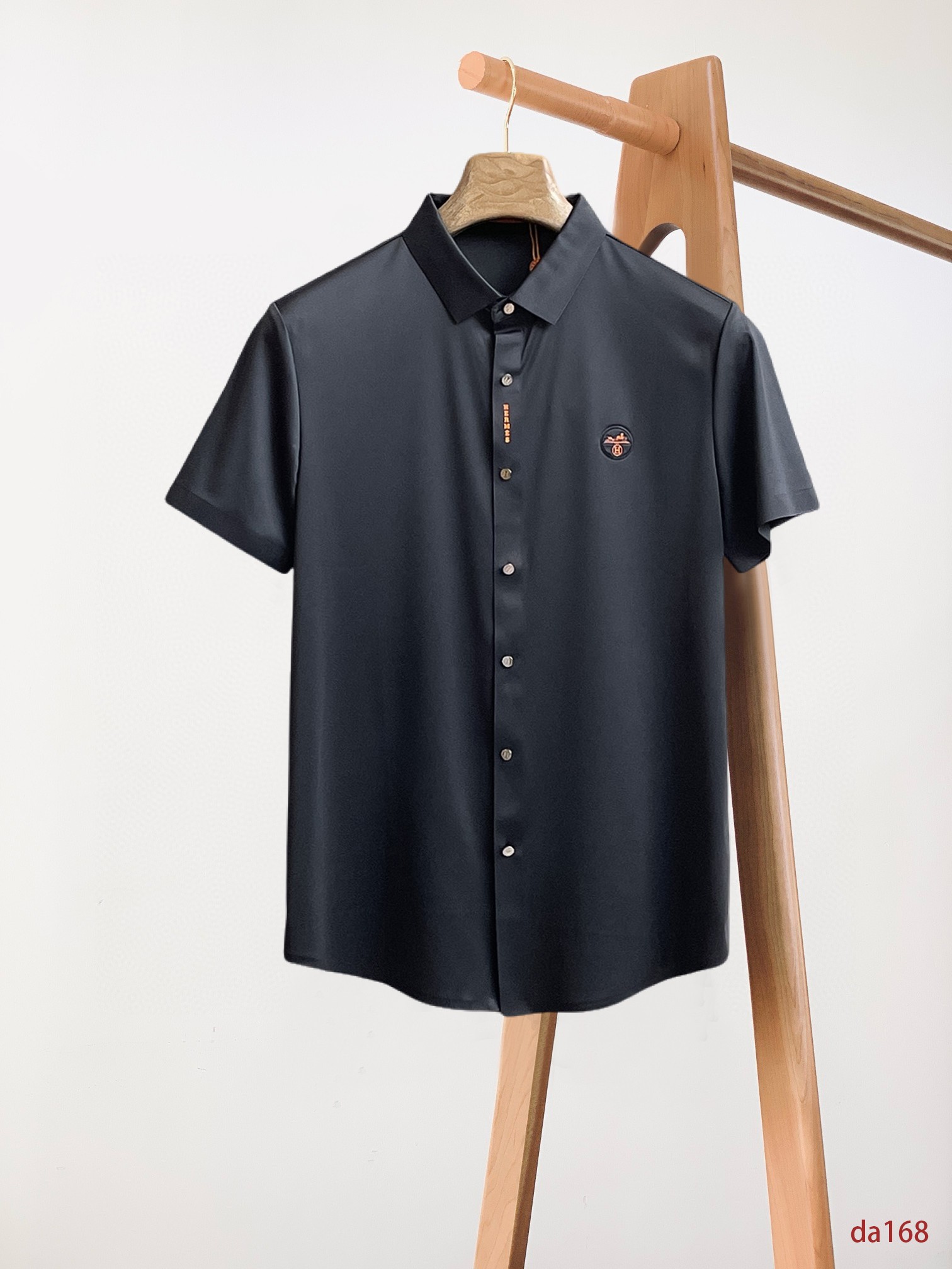 NO:432643,Hermes High-end Business White-collar workers are a must-have item for people in the unit!  Seal-free pressed glue ice silk casual business short-sleeved shirt, technological fabric, ice silk traceless, very good body feel, smooth feel and great texture!  Good elasticity, no sense of restraint, the fabric has its own breathable mesh, moisture absorption and sweating, quick drying and keeping it dry, small lapel placket-breasted design, showing a straight posture, not soft pedal, simple style, can be used for business and leisure, highly recommended!  High-elastic ice silk, the touch is as smooth as jade silk, clean and neat, and elegant and gentlemanly. The high-end materials are the key to the fabric, the quality control must be used. The feel is extremely delicate and smooth, the fabric has a good gloss and upper body skeleton feel, so we can greet mature and quality men's clothing!  Sweat in summer and dry in seconds, a brand new experience Business commuting and leisure M-4XL, hermes,shirts,T-shirt,alexander wang19860909爱马仕 高端商务 白领 单位人士必入单品！ 无痕压胶冰丝休闲商务短袖衬衫,科技面料,冰丝无痕,体感非常棒,手感顺滑质感很棒！弹性好,无任何束缚感,面料自带透气网孔,吸湿排汗,速干保持干爽,小翻领门襟排扣设计,展露挺拔姿态,不软踏,简约款式,商务休闲都可驾驭,强烈推荐！高弹冰丝,触感堪比玉蚕丝一样丝滑,干净利落,儒雅绅士风度.高级材质,重点就是面料上,品控的必上,手感极其细腻光滑,面料光泽感和上身骨架感好,打招成熟品质男装！夏天出汗秒干,全新体验 商务通勤休闲 M-4XL,,hermes,shirts,T-shirt,alexander wang,Men's clothing