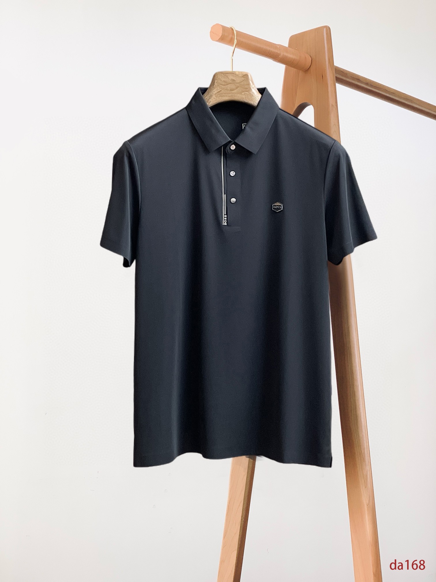 NO:432655,BOSS High-end Business White-collar workers are a must-have item for individuals in the unit!  Seizure-free pressed gel ice silk casual business short-sleeved Polo, technology fabric, ice silk traceless, very good body feel, smooth feel and great texture!  Good elasticity, no sense of restraint, the fabric has its own breathable mesh, moisture absorption and sweating, quick drying and keeping it dry, small lapel placket-breasted design, showing a straight posture, not soft pedal, simple style, can be used for business and leisure, highly recommended!  High-elastic ice silk, the touch is as smooth as jade silk, clean and neat, and elegant and gentlemanly. The high-end materials are the key to the fabric, the quality control must be used. The feel is extremely delicate and smooth, the fabric has a good gloss and upper body skeleton feel, so we can greet mature and quality men's clothing!  Sweat in summer and dry instantly, a brand new experience Business commuting and leisure M-4XL, T-shirt, alexander wang19860909BOSS 高端商务 白领 单位人士必入单品！ 无痕压胶冰丝休闲商务短袖Polo,科技面料,冰丝无痕,体感非常棒,手感顺滑质感很棒！弹性好,无任何束缚感,面料自带透气网孔,吸湿排汗,速干保持干爽,小翻领门襟排扣设计,展露挺拔姿态,不软踏,简约款式,商务休闲都可驾驭,强烈推荐！高弹冰丝,触感堪比玉蚕丝一样丝滑,干净利落,儒雅绅士风度.高级材质,重点就是面料上,品控的必上,手感极其细腻光滑,面料光泽感和上身骨架感好,打招成熟品质男装！夏天出汗秒干,全新体验 商务通勤休闲 M-4XL,,T-shirt,alexander wang,Men's clothing