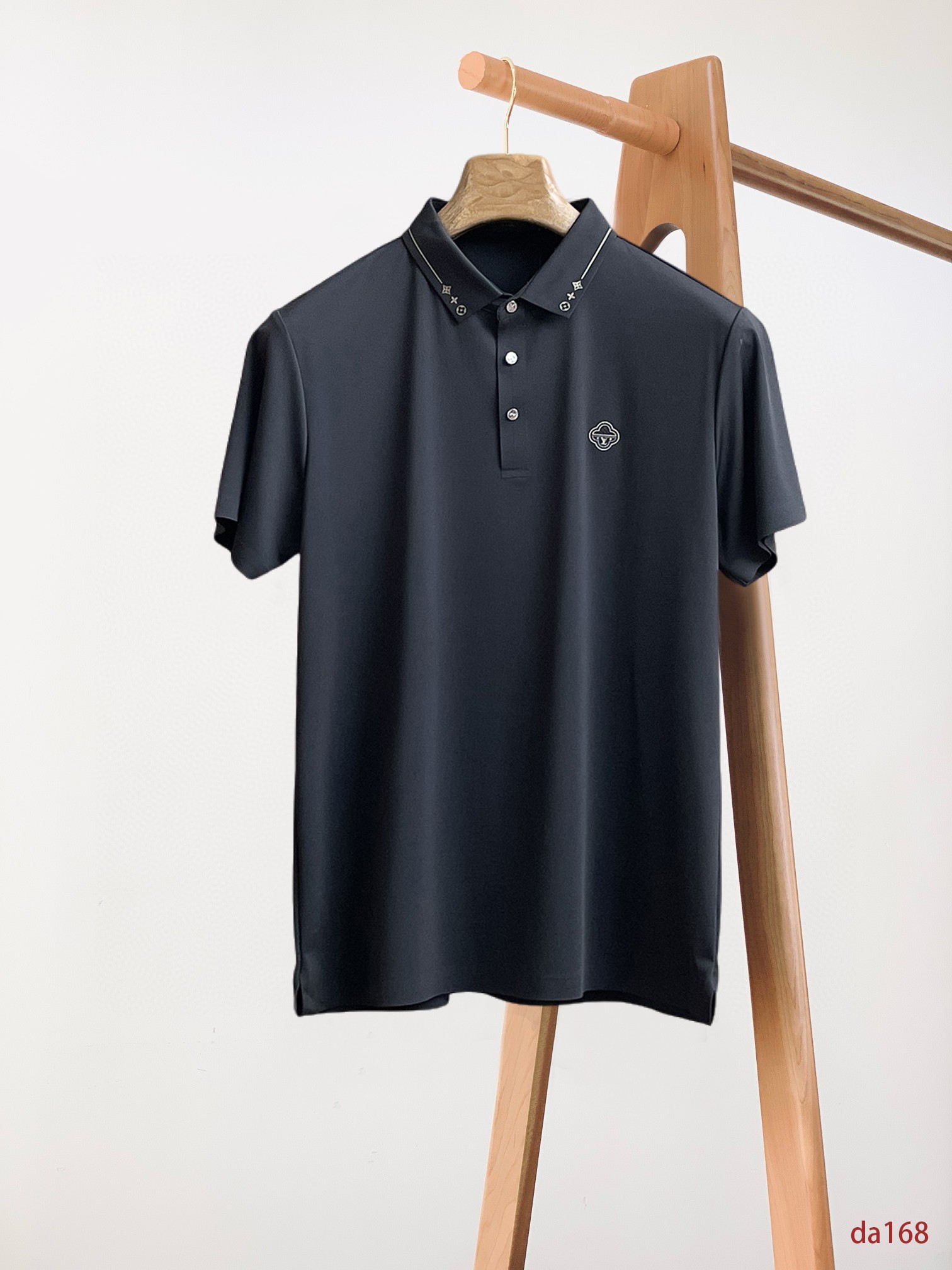 NO:432673,LV High-end Business White-collar workers are a must-have item for individuals in the unit!  Seizure-free pressed gel ice silk casual business short-sleeved Polo, technology fabric, ice silk traceless, very good body feel, smooth feel and great texture!  Good elasticity, no sense of restraint, the fabric has its own breathable mesh, moisture absorption and sweating, quick drying and keeping it dry, small lapel placket-breasted design, showing a straight posture, not soft pedal, simple style, can be used for business and leisure, highly recommended!  High-elastic ice silk, the touch is as smooth as jade silk, clean and neat, and elegant and gentlemanly. The high-end materials are the key to the fabric, the quality control must be used. The feel is extremely delicate and smooth, the fabric has a good gloss and upper body skeleton feel, so we can greet mature and quality men's clothing!  Sweat in summer and dry in seconds, a brand new experience Business commuting and leisure M-4XL, louis vuitton, T-shirt, alexander wang19860909LV 高端商务 白领 单位人士必入单品！ 无痕压胶冰丝休闲商务短袖Polo,科技面料,冰丝无痕,体感非常棒,手感顺滑质感很棒！弹性好,无任何束缚感,面料自带透气网孔,吸湿排汗,速干保持干爽,小翻领门襟排扣设计,展露挺拔姿态,不软踏,简约款式,商务休闲都可驾驭,强烈推荐！高弹冰丝,触感堪比玉蚕丝一样丝滑,干净利落,儒雅绅士风度.高级材质,重点就是面料上,品控的必上,手感极其细腻光滑,面料光泽感和上身骨架感好,打招成熟品质男装！夏天出汗秒干,全新体验 商务通勤休闲 M-4XL,,louis vuitton,T-shirt,alexander wang,Men's clothing