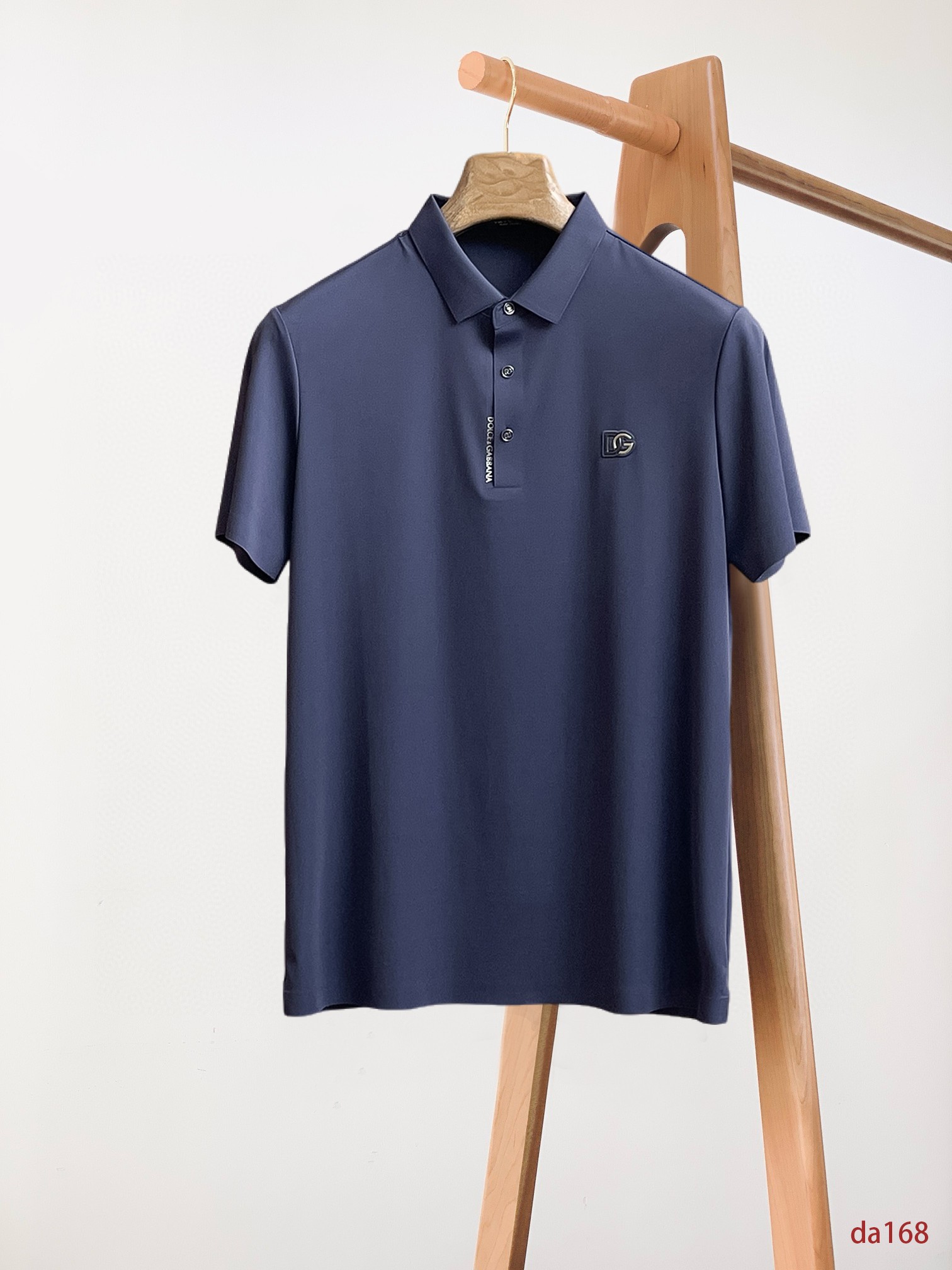 NO:432680,DG High-end Business White-collar workers are a must-have item for individuals in the unit!  Seizure-free pressed gel ice silk casual business short-sleeved Polo, technology fabric, ice silk traceless, very good body feel, smooth feel and great texture!  Good elasticity, no sense of restraint, the fabric has its own breathable mesh, moisture absorption and sweating, quick drying and keeping it dry, small lapel placket-breasted design, showing a straight posture, not soft pedal, simple style, can be used for business and leisure, highly recommended!  High-elastic ice silk, the touch is as smooth as jade silk, clean and neat, and elegant and gentlemanly. The high-end materials are the key to the fabric, the quality control must be used. The feel is extremely delicate and smooth, the fabric has a good gloss and upper body skeleton feel, so we can greet mature and quality men's clothing!  Sweat in summer and dry instantly, a brand new experience Business commuting and leisure M-4XL, T-shirt, alexander wang19860909DG 高端商务 白领 单位人士必入单品！ 无痕压胶冰丝休闲商务短袖Polo,科技面料,冰丝无痕,体感非常棒,手感顺滑质感很棒！弹性好,无任何束缚感,面料自带透气网孔,吸湿排汗,速干保持干爽,小翻领门襟排扣设计,展露挺拔姿态,不软踏,简约款式,商务休闲都可驾驭,强烈推荐！高弹冰丝,触感堪比玉蚕丝一样丝滑,干净利落,儒雅绅士风度.高级材质,重点就是面料上,品控的必上,手感极其细腻光滑,面料光泽感和上身骨架感好,打招成熟品质男装！夏天出汗秒干,全新体验 商务通勤休闲 M-4XL,,T-shirt,alexander wang,Men's clothing