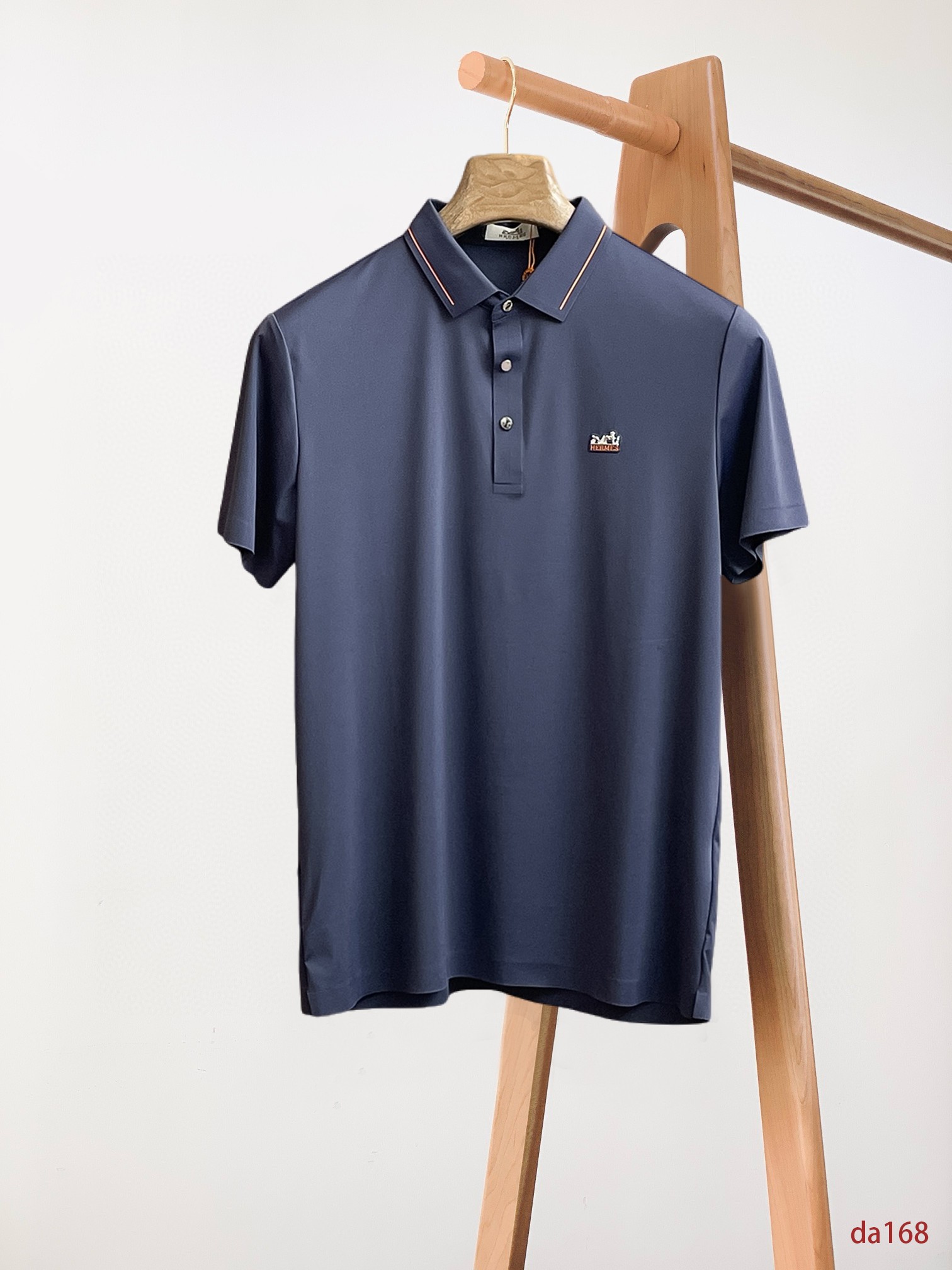 NO:432685,Hermes High-end Business White-collar workers are a must-have item for people in the unit!  Seizure-free pressed gel ice silk casual business short-sleeved Polo, technology fabric, ice silk traceless, very good body feel, smooth feel and great texture!  Good elasticity, no sense of restraint, the fabric has its own breathable mesh, moisture absorption and sweating, quick drying and keeping it dry, small lapel placket-breasted design, showing a straight posture, not soft pedal, simple style, can be used for business and leisure, highly recommended!  High-elastic ice silk, the touch is as smooth as jade silk, clean and neat, and elegant and gentlemanly. The high-end materials are the key to the fabric, the quality control must be used. The feel is extremely delicate and smooth, the fabric has a good gloss and upper body skeleton feel, so we can greet mature and quality men's clothing!  Sweat in summer and dry instantly, a brand new experience Business commuting and leisure M-4XL, hermes, T-shirt, alexander wang19860909爱马仕 高端商务 白领 单位人士必入单品！ 无痕压胶冰丝休闲商务短袖Polo,科技面料,冰丝无痕,体感非常棒,手感顺滑质感很棒！弹性好,无任何束缚感,面料自带透气网孔,吸湿排汗,速干保持干爽,小翻领门襟排扣设计,展露挺拔姿态,不软踏,简约款式,商务休闲都可驾驭,强烈推荐！高弹冰丝,触感堪比玉蚕丝一样丝滑,干净利落,儒雅绅士风度.高级材质,重点就是面料上,品控的必上,手感极其细腻光滑,面料光泽感和上身骨架感好,打招成熟品质男装！夏天出汗秒干,全新体验 商务通勤休闲 M-4XL,,hermes,T-shirt,alexander wang,Men's clothing