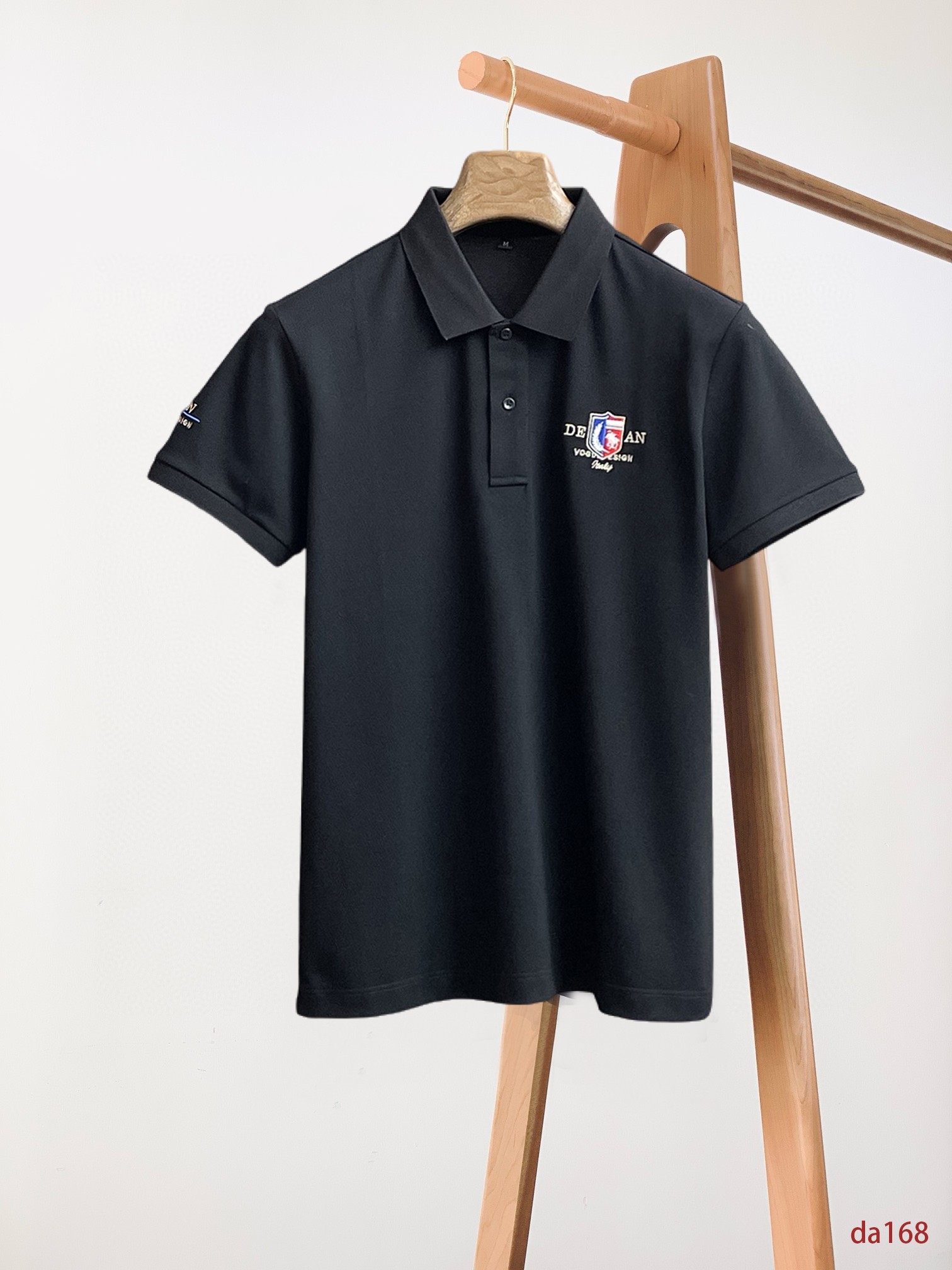 NO:432690,Paul High-end Business White-collar workers are a must-have item for individuals in the unit!  Seizure-free pressed gel ice silk casual business short-sleeved Polo, technology fabric, ice silk traceless, very good body feel, smooth feel and great texture!  Good elasticity, no sense of restraint, the fabric has its own breathable mesh, moisture absorption and sweating, quick drying and keeping it dry, small lapel placket-breasted design, showing a straight posture, not soft pedal, simple style, can be used for business and leisure, highly recommended!  High-elastic ice silk, the touch is as smooth as jade silk, clean and neat, and elegant and gentlemanly. The high-end materials are the key to the fabric, the quality control must be used. The feel is extremely delicate and smooth, the fabric has a good gloss and upper body skeleton feel, so we can greet mature and quality men's clothing!  Sweat in summer and dry instantly, a brand new experience Business commuting and leisure M-4XL, T-shirt, alexander wang19860909保罗 高端商务 白领 单位人士必入单品！ 无痕压胶冰丝休闲商务短袖Polo,科技面料,冰丝无痕,体感非常棒,手感顺滑质感很棒！弹性好,无任何束缚感,面料自带透气网孔,吸湿排汗,速干保持干爽,小翻领门襟排扣设计,展露挺拔姿态,不软踏,简约款式,商务休闲都可驾驭,强烈推荐！高弹冰丝,触感堪比玉蚕丝一样丝滑,干净利落,儒雅绅士风度.高级材质,重点就是面料上,品控的必上,手感极其细腻光滑,面料光泽感和上身骨架感好,打招成熟品质男装！夏天出汗秒干,全新体验 商务通勤休闲 M-4XL,,T-shirt,alexander wang,Men's clothing