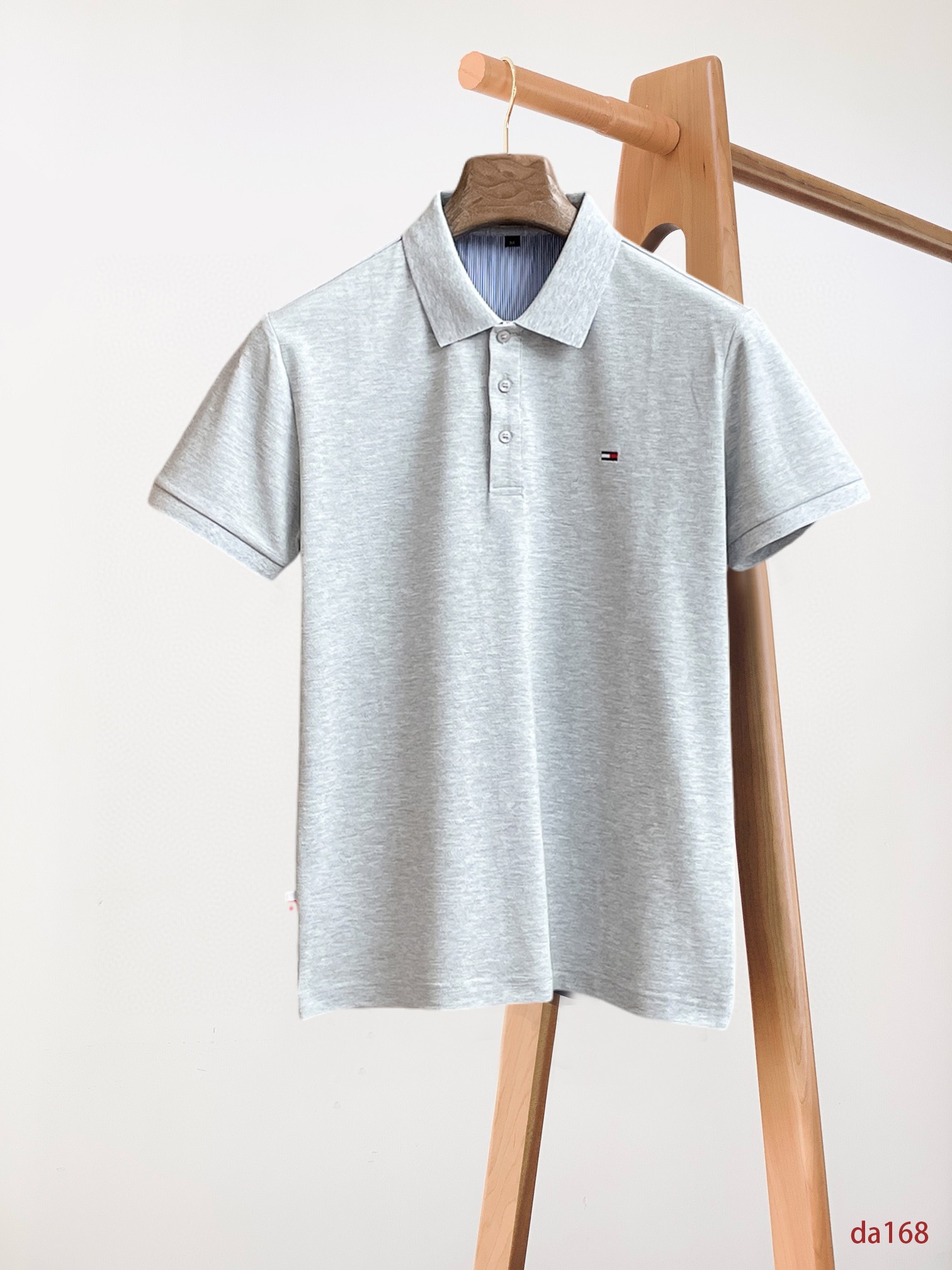 NO:432695,Tom Brown High-end Business White-collar workers are a must-have item for individuals in the unit!  Seizure-free pressed gel ice silk casual business short-sleeved Polo, technology fabric, ice silk traceless, very good body feel, smooth feel and great texture!  Good elasticity, no sense of restraint, the fabric has its own breathable mesh, moisture absorption and sweating, quick drying and keeping it dry, small lapel placket-breasted design, showing a straight posture, not soft pedal, simple style, can be used for business and leisure, highly recommended!  High-elastic ice silk, the touch is as smooth as jade silk, clean and neat, and elegant and gentlemanly. The high-end materials are the key to the fabric, the quality control must be used. The feel is extremely delicate and smooth, the fabric has a good gloss and upper body skeleton feel, so we can greet mature and quality men's clothing!  Sweat in summer and dry in seconds, a brand new experience Business commuting and leisure M-4XL, thom browne, T-shirt, alexander wang19860909汤姆布朗 高端商务 白领 单位人士必入单品！ 无痕压胶冰丝休闲商务短袖Polo,科技面料,冰丝无痕,体感非常棒,手感顺滑质感很棒！弹性好,无任何束缚感,面料自带透气网孔,吸湿排汗,速干保持干爽,小翻领门襟排扣设计,展露挺拔姿态,不软踏,简约款式,商务休闲都可驾驭,强烈推荐！高弹冰丝,触感堪比玉蚕丝一样丝滑,干净利落,儒雅绅士风度.高级材质,重点就是面料上,品控的必上,手感极其细腻光滑,面料光泽感和上身骨架感好,打招成熟品质男装！夏天出汗秒干,全新体验 商务通勤休闲 M-4XL,,thom browne,T-shirt,alexander wang,Men's clothing