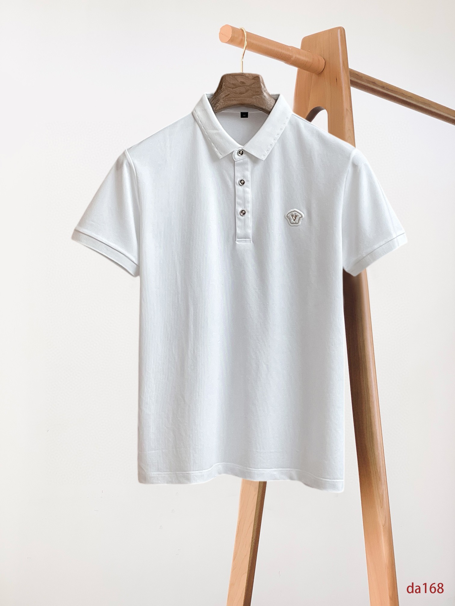 NO:432657,Versace, high-end business, white-collar workers, must-have items for individuals in the unit!  Seizure-free pressed gel ice silk casual business short-sleeved Polo, technology fabric, ice silk traceless, very good body feel, smooth feel and great texture!  Good elasticity, no sense of restraint, the fabric has its own breathable mesh, moisture absorption and sweating, quick drying and keeping it dry, small lapel placket-breasted design, showing a straight posture, not soft pedal, simple style, can be used for business and leisure, highly recommended!  High-elastic ice silk, the touch is as smooth as jade silk, clean and neat, and elegant and gentlemanly. The high-end materials are the key to the fabric, the quality control must be used. The feel is extremely delicate and smooth, the fabric has a good gloss and upper body skeleton feel, so we can greet mature and quality men's clothing!  Sweat in summer and dry instantly, a brand new experience Business commuting and leisure M-4XL, versace, T-shirt, alexander wang19860909范思哲 高端商务 白领 单位人士必入单品！ 无痕压胶冰丝休闲商务短袖Polo,科技面料,冰丝无痕,体感非常棒,手感顺滑质感很棒！弹性好,无任何束缚感,面料自带透气网孔,吸湿排汗,速干保持干爽,小翻领门襟排扣设计,展露挺拔姿态,不软踏,简约款式,商务休闲都可驾驭,强烈推荐！高弹冰丝,触感堪比玉蚕丝一样丝滑,干净利落,儒雅绅士风度.高级材质,重点就是面料上,品控的必上,手感极其细腻光滑,面料光泽感和上身骨架感好,打招成熟品质男装！夏天出汗秒干,全新体验 商务通勤休闲 M-4XL,,versace,T-shirt,alexander wang,Men's clothing