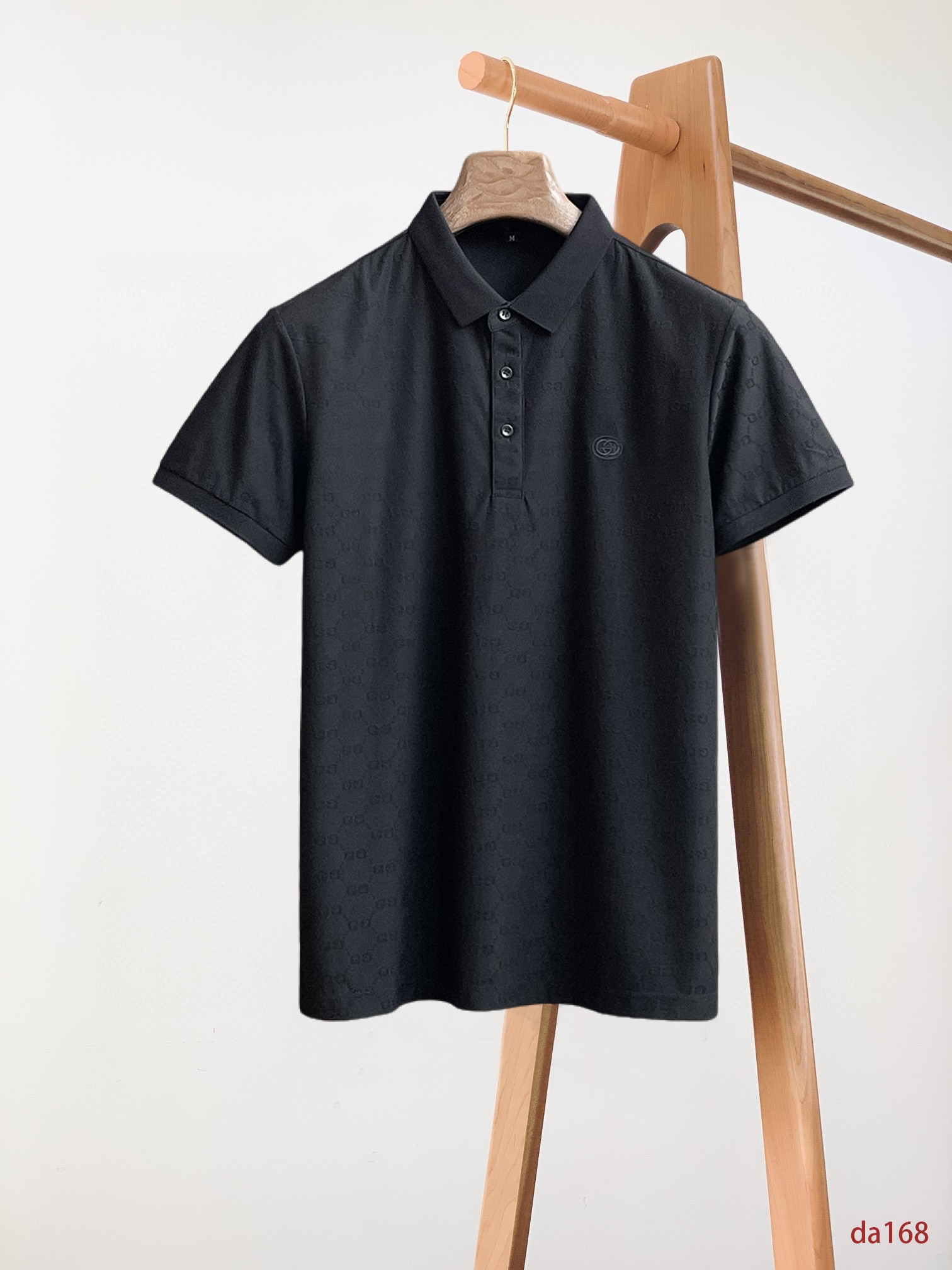 NO:432663,Guqi, high-end business, white-collar workers, must-have items for individuals in the unit!  Seizure-free pressed gel ice silk casual business short-sleeved Polo, technology fabric, ice silk traceless, very good body feel, smooth feel and great texture!  Good elasticity, no sense of restraint, the fabric has its own breathable mesh, moisture absorption and sweating, quick drying and keeping it dry, small lapel placket-breasted design, showing a straight posture, not soft pedal, simple style, can be used for business and leisure, highly recommended!  High-elastic ice silk, the touch is as smooth as jade silk, clean and neat, and elegant and gentlemanly. The high-end materials are the key to the fabric, the quality control must be used. The feel is extremely delicate and smooth, the fabric has a good gloss and upper body skeleton feel, so we can greet mature and quality men's clothing!  Sweat in summer and dry instantly, a brand new experience Business commuting and leisure M-4XL, T-shirt, alexander wang19860909古奇 高端商务 白领 单位人士必入单品！ 无痕压胶冰丝休闲商务短袖Polo,科技面料,冰丝无痕,体感非常棒,手感顺滑质感很棒！弹性好,无任何束缚感,面料自带透气网孔,吸湿排汗,速干保持干爽,小翻领门襟排扣设计,展露挺拔姿态,不软踏,简约款式,商务休闲都可驾驭,强烈推荐！高弹冰丝,触感堪比玉蚕丝一样丝滑,干净利落,儒雅绅士风度.高级材质,重点就是面料上,品控的必上,手感极其细腻光滑,面料光泽感和上身骨架感好,打招成熟品质男装！夏天出汗秒干,全新体验 商务通勤休闲 M-4XL,,T-shirt,alexander wang,Men's clothing