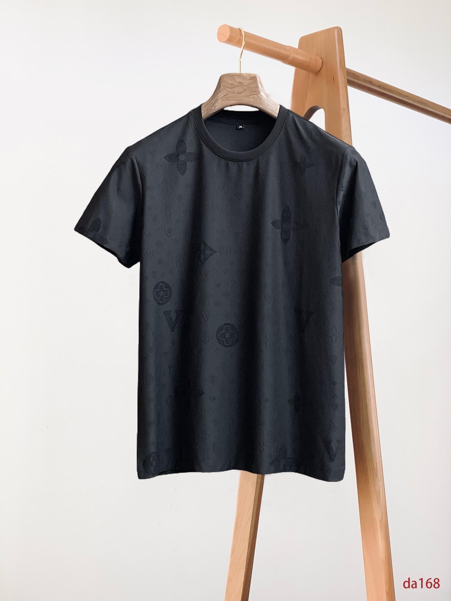 NO:432778,LV 2025 spring and summer new style first-time counter latest short-sleeved round-neck T-shirt, high-end customization, avant-garde and fashionable design!  Brand logo heavy craft design, high-end customized double mercerized fabric, soft feel, comfortable to wear, exquisite counter-level car line, fine workmanship, invincible and handsome upper body effect!  A must-have item for handsome men!  Fatty Gospel-- Code Number M-4XL (maximum 4XL can wear 210 catties), louis vuitton, T-shirt,tees, t-shirt,alexander wang19860909LV 2025春夏新款首发专柜最新款短袖圆领T恤 高端订制 设计前卫时尚！品牌logo重工艺设计 高端定制双丝光面料.手感柔软.穿着舒适.专柜级别精致车线.做工精细.上身效果无敌帅气！型男必备单品！胖子福音-- 码数 M-4XL(最大4XL可穿210斤),,louis vuitton,T-shirt,tees，t-shirt,alexander wang,Men's clothing