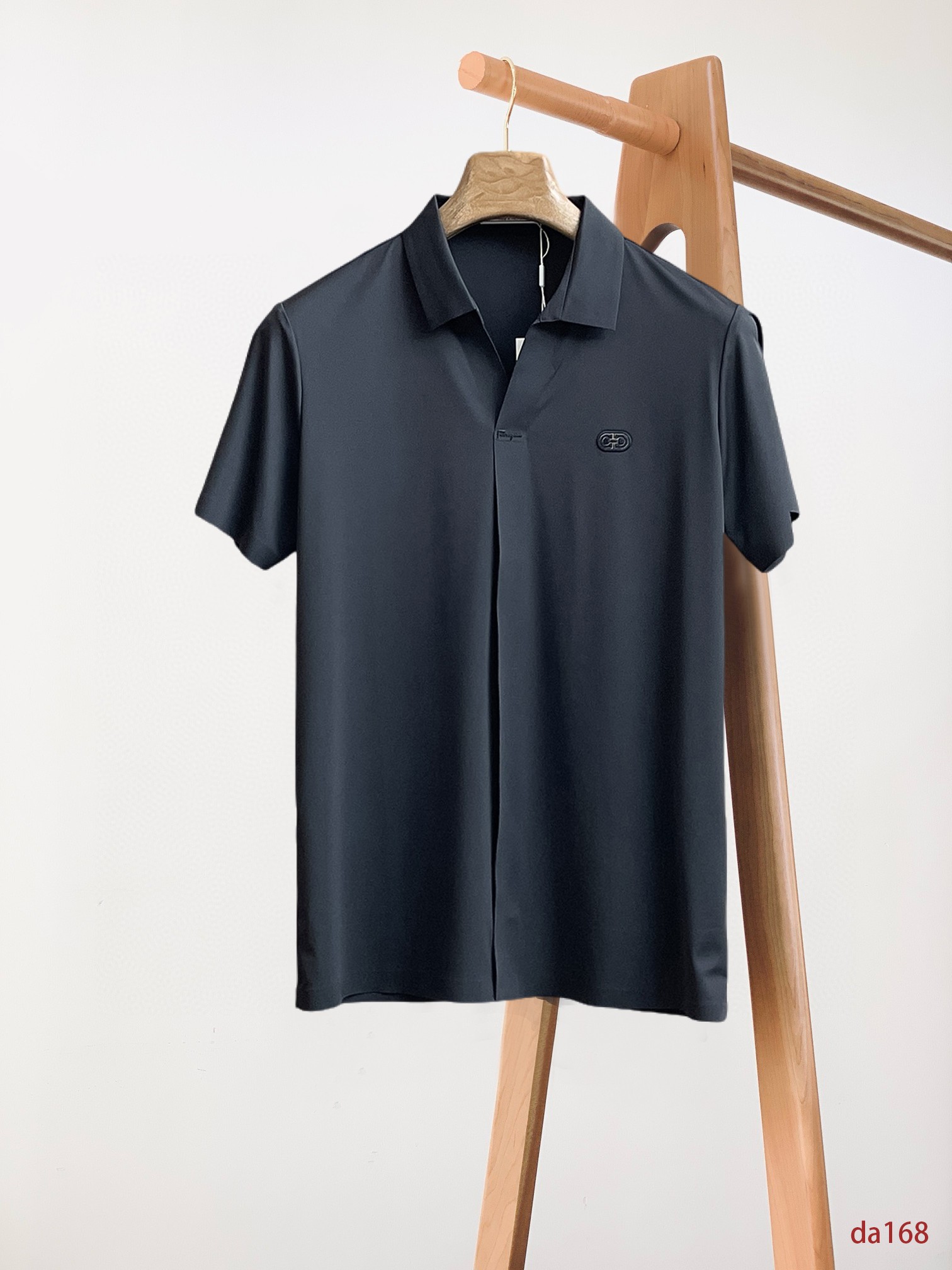 NO:432699,Ferragamo High-end Business White-collar workers are a must-have item for individuals in the unit!  Seizure-free pressed gel ice silk casual business short-sleeved Polo, technology fabric, ice silk traceless, very good body feel, smooth feel and great texture!  Good elasticity, no sense of restraint, the fabric has its own breathable mesh, moisture absorption and sweating, quick drying and keeping it dry, small lapel placket-breasted design, showing a straight posture, not soft pedal, simple style, can be used for business and leisure, highly recommended!  High-elastic ice silk, the touch is as smooth as jade silk, clean and neat, and elegant and gentlemanly. The high-end materials are the key to the fabric, the quality control must be used. The feel is extremely delicate and smooth, the fabric has a good gloss and upper body skeleton feel, so we can greet mature and quality men's clothing!  Sweat in summer and dry instantly, a brand new experience Business commuting and leisure M-4XL, ferragamo, T-shirt, alexander wang19860909菲拉格慕 高端商务 白领 单位人士必入单品！ 无痕压胶冰丝休闲商务短袖Polo,科技面料,冰丝无痕,体感非常棒,手感顺滑质感很棒！弹性好,无任何束缚感,面料自带透气网孔,吸湿排汗,速干保持干爽,小翻领门襟排扣设计,展露挺拔姿态,不软踏,简约款式,商务休闲都可驾驭,强烈推荐！高弹冰丝,触感堪比玉蚕丝一样丝滑,干净利落,儒雅绅士风度.高级材质,重点就是面料上,品控的必上,手感极其细腻光滑,面料光泽感和上身骨架感好,打招成熟品质男装！夏天出汗秒干,全新体验 商务通勤休闲 M-4XL,,ferragamo,T-shirt,alexander wang,Men's clothing