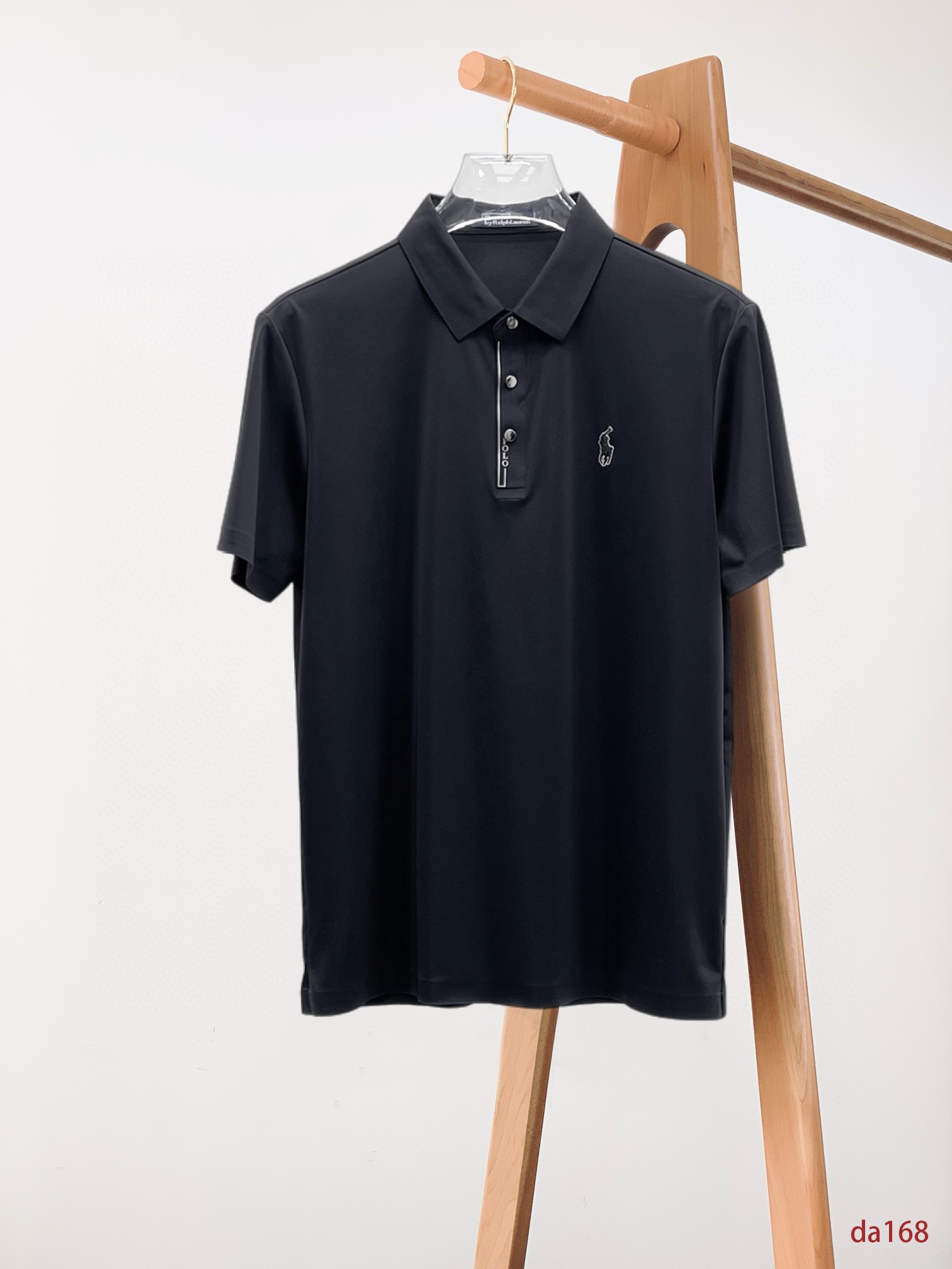 NO:432706,Paul High-end Business White-collar workers are a must-have item for individuals in the unit!  Seizure-free pressed gel ice silk casual business short-sleeved Polo, technology fabric, ice silk traceless, very good body feel, smooth feel and great texture!  Good elasticity, no sense of restraint, the fabric has its own breathable mesh, moisture absorption and sweating, quick drying and keeping it dry, small lapel placket-breasted design, showing a straight posture, not soft pedal, simple style, can be used for business and leisure, highly recommended!  High-elastic ice silk, the touch is as smooth as jade silk, clean and neat, and elegant and gentlemanly. The high-end materials are the key to the fabric, the quality control must be used. The feel is extremely delicate and smooth, the fabric has a good gloss and upper body skeleton feel, so we can greet mature and quality men's clothing!  Sweat in summer and dry instantly, a brand new experience Business commuting and leisure M-4XL, T-shirt, alexander wang19860909保罗 高端商务 白领 单位人士必入单品！ 无痕压胶冰丝休闲商务短袖Polo,科技面料,冰丝无痕,体感非常棒,手感顺滑质感很棒！弹性好,无任何束缚感,面料自带透气网孔,吸湿排汗,速干保持干爽,小翻领门襟排扣设计,展露挺拔姿态,不软踏,简约款式,商务休闲都可驾驭,强烈推荐！高弹冰丝,触感堪比玉蚕丝一样丝滑,干净利落,儒雅绅士风度.高级材质,重点就是面料上,品控的必上,手感极其细腻光滑,面料光泽感和上身骨架感好,打招成熟品质男装！夏天出汗秒干,全新体验 商务通勤休闲 M-4XL,,T-shirt,alexander wang,Men's clothing