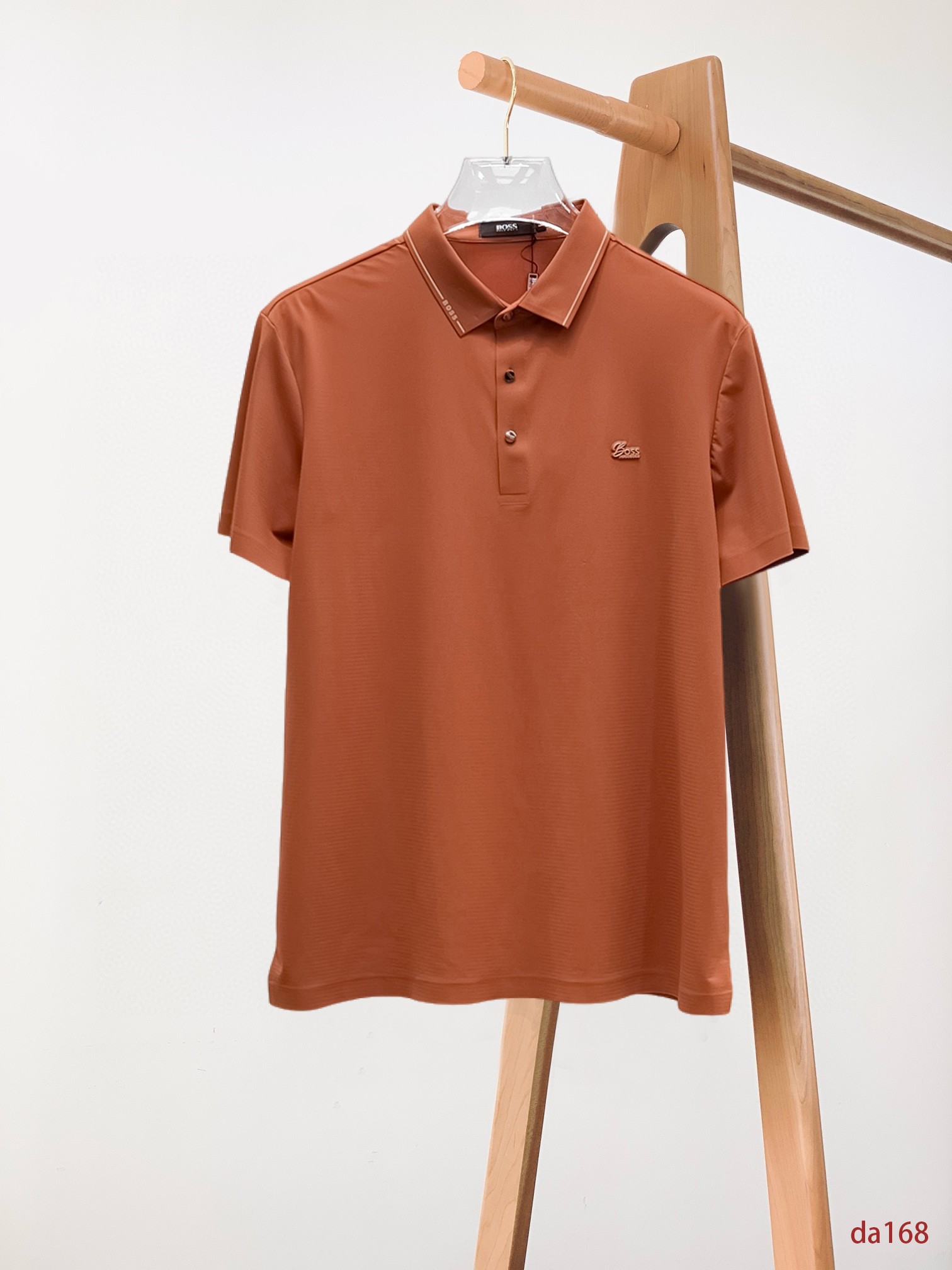 NO:432710,BOSS High-end Business White-collar workers are a must-have item for individuals in the unit!  Seizure-free pressed gel ice silk casual business short-sleeved Polo, technology fabric, ice silk traceless, very good body feel, smooth feel and great texture!  Good elasticity, no sense of restraint, the fabric has its own breathable mesh, moisture absorption and sweating, quick drying and keeping it dry, small lapel placket-breasted design, showing a straight posture, not soft pedal, simple style, can be used for business and leisure, highly recommended!  High-elastic ice silk, the touch is as smooth as jade silk, clean and neat, and elegant and gentlemanly. The high-end materials are the key to the fabric, the quality control must be used. The feel is extremely delicate and smooth, the fabric has a good gloss and upper body skeleton feel, so we can greet mature and quality men's clothing!  Sweat in summer and dry instantly, a brand new experience Business commuting and leisure M-4XL, T-shirt, alexander wang19860909BOSS 高端商务 白领 单位人士必入单品！ 无痕压胶冰丝休闲商务短袖Polo,科技面料,冰丝无痕,体感非常棒,手感顺滑质感很棒！弹性好,无任何束缚感,面料自带透气网孔,吸湿排汗,速干保持干爽,小翻领门襟排扣设计,展露挺拔姿态,不软踏,简约款式,商务休闲都可驾驭,强烈推荐！高弹冰丝,触感堪比玉蚕丝一样丝滑,干净利落,儒雅绅士风度.高级材质,重点就是面料上,品控的必上,手感极其细腻光滑,面料光泽感和上身骨架感好,打招成熟品质男装！夏天出汗秒干,全新体验 商务通勤休闲 M-4XL,,T-shirt,alexander wang,Men's clothing