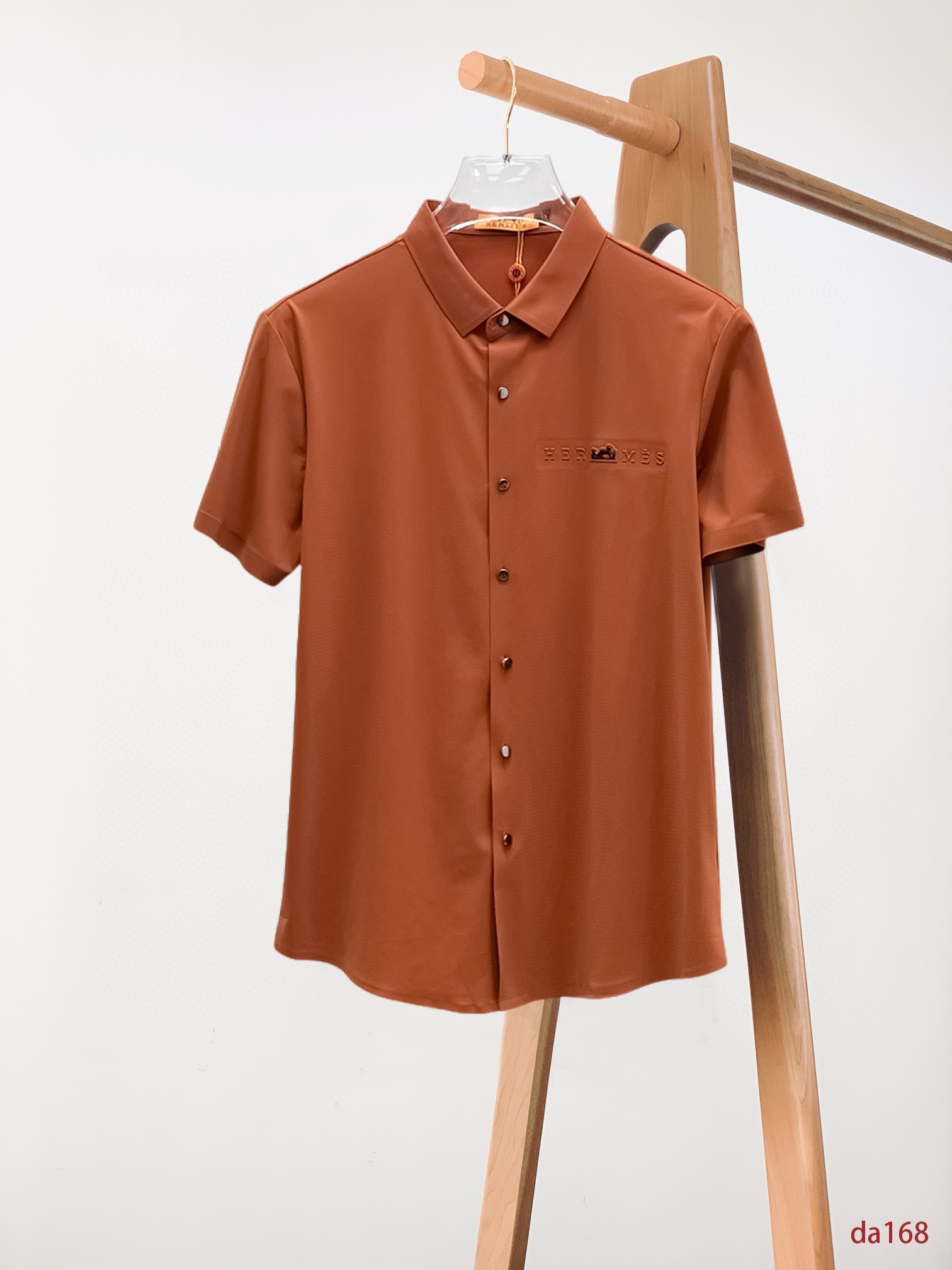 NO:432719,Hermes High-end Business White-collar workers are a must-have item for people in the unit!  Seal-free pressed glue ice silk casual business short-sleeved shirt, technological fabric, ice silk traceless, very good body feel, smooth feel and great texture!  Good elasticity, no sense of restraint, the fabric has its own breathable mesh, moisture absorption and sweating, quick drying and keeping it dry, small lapel placket-breasted design, showing a straight posture, not soft pedal, simple style, can be used for business and leisure, highly recommended!  High-elastic ice silk, the touch is as smooth as jade silk, clean and neat, and elegant and gentlemanly. The high-end materials are the key to the fabric, the quality control must be used. The feel is extremely delicate and smooth, the fabric has a good gloss and upper body skeleton feel, so we can greet mature and quality men's clothing!  Sweat in summer and dry in seconds, a brand new experience Business commuting and leisure M-4XL, hermes,shirts,T-shirt,alexander wang19860909爱马仕 高端商务 白领 单位人士必入单品！ 无痕压胶冰丝休闲商务短袖衬衫,科技面料,冰丝无痕,体感非常棒,手感顺滑质感很棒！弹性好,无任何束缚感,面料自带透气网孔,吸湿排汗,速干保持干爽,小翻领门襟排扣设计,展露挺拔姿态,不软踏,简约款式,商务休闲都可驾驭,强烈推荐！高弹冰丝,触感堪比玉蚕丝一样丝滑,干净利落,儒雅绅士风度.高级材质,重点就是面料上,品控的必上,手感极其细腻光滑,面料光泽感和上身骨架感好,打招成熟品质男装！夏天出汗秒干,全新体验 商务通勤休闲 M-4XL,,hermes,shirts,T-shirt,alexander wang,Men's clothing