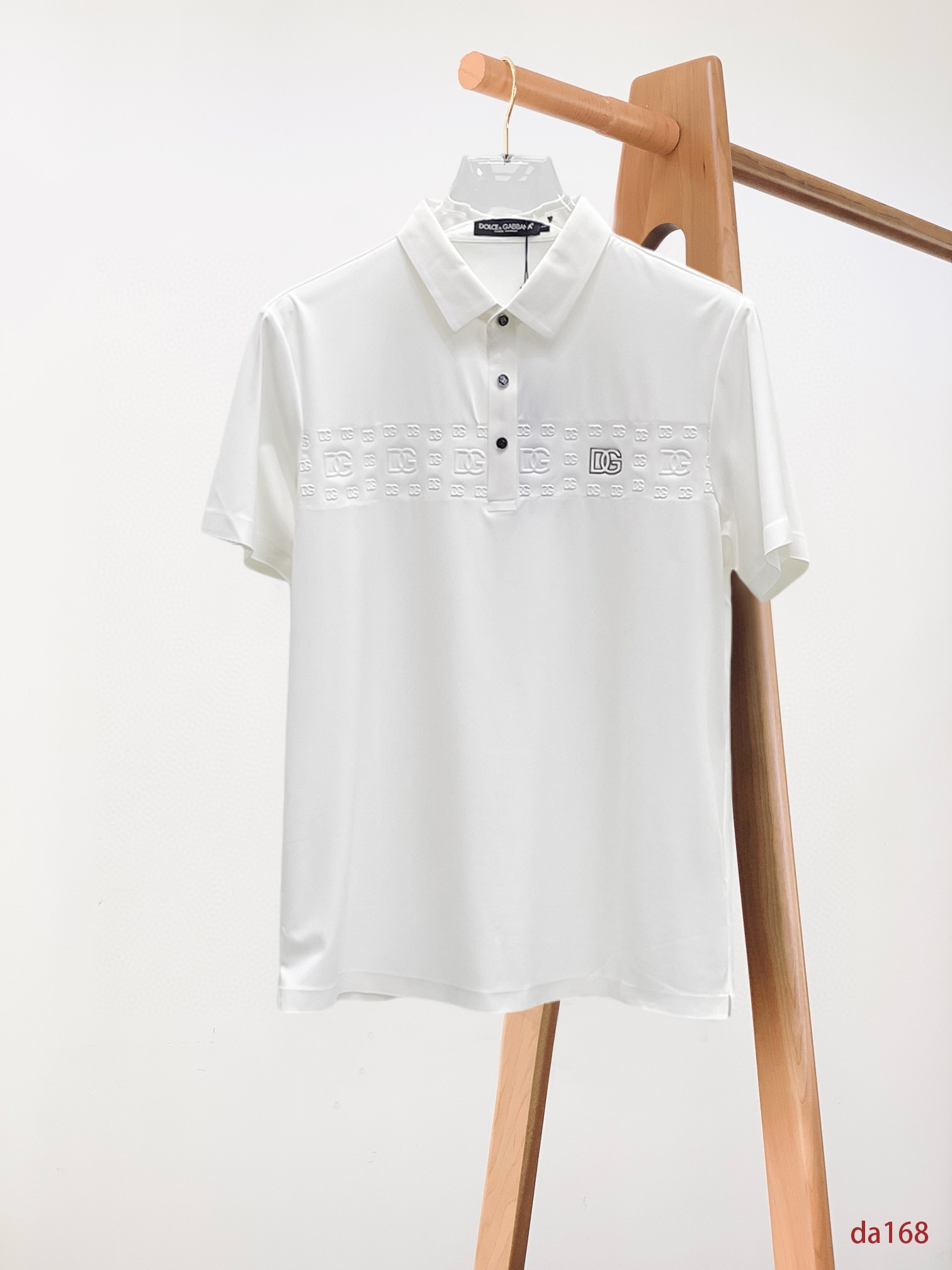 NO:432723,DG High-end Business White-collar workers are a must-have item for individuals in the unit!  Seizure-free pressed gel ice silk casual business short-sleeved Polo, technology fabric, ice silk traceless, very good body feel, smooth feel and great texture!  Good elasticity, no sense of restraint, the fabric has its own breathable mesh, moisture absorption and sweating, quick drying and keeping it dry, small lapel placket-breasted design, showing a straight posture, not soft pedal, simple style, can be used for business and leisure, highly recommended!  High-elastic ice silk, the touch is as smooth as jade silk, clean and neat, and elegant and gentlemanly. The high-end materials are the key to the fabric, the quality control must be used. The feel is extremely delicate and smooth, the fabric has a good gloss and upper body skeleton feel, so we can greet mature and quality men's clothing!  Sweat in summer and dry instantly, a brand new experience Business commuting and leisure M-4XL, T-shirt, alexander wang19860909DG 高端商务 白领 单位人士必入单品！ 无痕压胶冰丝休闲商务短袖Polo,科技面料,冰丝无痕,体感非常棒,手感顺滑质感很棒！弹性好,无任何束缚感,面料自带透气网孔,吸湿排汗,速干保持干爽,小翻领门襟排扣设计,展露挺拔姿态,不软踏,简约款式,商务休闲都可驾驭,强烈推荐！高弹冰丝,触感堪比玉蚕丝一样丝滑,干净利落,儒雅绅士风度.高级材质,重点就是面料上,品控的必上,手感极其细腻光滑,面料光泽感和上身骨架感好,打招成熟品质男装！夏天出汗秒干,全新体验 商务通勤休闲 M-4XL,,T-shirt,alexander wang,Men's clothing