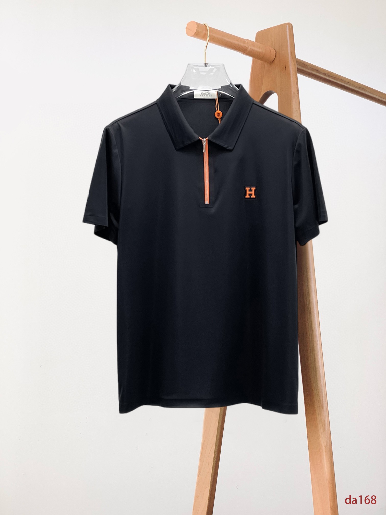 NO:432730,Hermes High-end Business White-collar workers are a must-have item for people in the unit!  Seizure-free pressed gel ice silk casual business short-sleeved Polo, technology fabric, ice silk traceless, very good body feel, smooth feel and great texture!  Good elasticity, no sense of restraint, the fabric has its own breathable mesh, moisture absorption and sweating, quick drying and keeping it dry, small lapel placket-breasted design, showing a straight posture, not soft pedal, simple style, can be used for business and leisure, highly recommended!  High-elastic ice silk, the touch is as smooth as jade silk, clean and neat, and elegant and gentlemanly. The high-end materials are the key to the fabric, the quality control must be used. The feel is extremely delicate and smooth, the fabric has a good gloss and upper body skeleton feel, so we can greet mature and quality men's clothing!  Sweat in summer and dry instantly, a brand new experience Business commuting and leisure M-4XL, hermes, T-shirt, alexander wang19860909爱马仕 高端商务 白领 单位人士必入单品！ 无痕压胶冰丝休闲商务短袖Polo,科技面料,冰丝无痕,体感非常棒,手感顺滑质感很棒！弹性好,无任何束缚感,面料自带透气网孔,吸湿排汗,速干保持干爽,小翻领门襟排扣设计,展露挺拔姿态,不软踏,简约款式,商务休闲都可驾驭,强烈推荐！高弹冰丝,触感堪比玉蚕丝一样丝滑,干净利落,儒雅绅士风度.高级材质,重点就是面料上,品控的必上,手感极其细腻光滑,面料光泽感和上身骨架感好,打招成熟品质男装！夏天出汗秒干,全新体验 商务通勤休闲 M-4XL,,hermes,T-shirt,alexander wang,Men's clothing