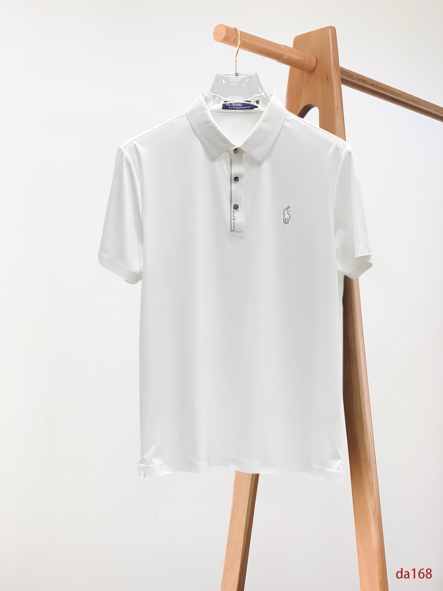 NO:432735,Paul High-end Business White-collar workers are a must-have item for individuals in the unit!  Seizure-free pressed gel ice silk casual business short-sleeved Polo, technology fabric, ice silk traceless, very good body feel, smooth feel and great texture!  Good elasticity, no sense of restraint, the fabric has its own breathable mesh, moisture absorption and sweating, quick drying and keeping it dry, small lapel placket-breasted design, showing a straight posture, not soft pedal, simple style, can be used for business and leisure, highly recommended!  High-elastic ice silk, the touch is as smooth as jade silk, clean and neat, and elegant and gentlemanly. The high-end materials are the key to the fabric, the quality control must be used. The feel is extremely delicate and smooth, the fabric has a good gloss and upper body skeleton feel, so we can greet mature and quality men's clothing!  Sweat in summer and dry instantly, a brand new experience Business commuting and leisure M-4XL, T-shirt, alexander wang19860909保罗 高端商务 白领 单位人士必入单品！ 无痕压胶冰丝休闲商务短袖Polo,科技面料,冰丝无痕,体感非常棒,手感顺滑质感很棒！弹性好,无任何束缚感,面料自带透气网孔,吸湿排汗,速干保持干爽,小翻领门襟排扣设计,展露挺拔姿态,不软踏,简约款式,商务休闲都可驾驭,强烈推荐！高弹冰丝,触感堪比玉蚕丝一样丝滑,干净利落,儒雅绅士风度.高级材质,重点就是面料上,品控的必上,手感极其细腻光滑,面料光泽感和上身骨架感好,打招成熟品质男装！夏天出汗秒干,全新体验 商务通勤休闲 M-4XL,,T-shirt,alexander wang,Men's clothing