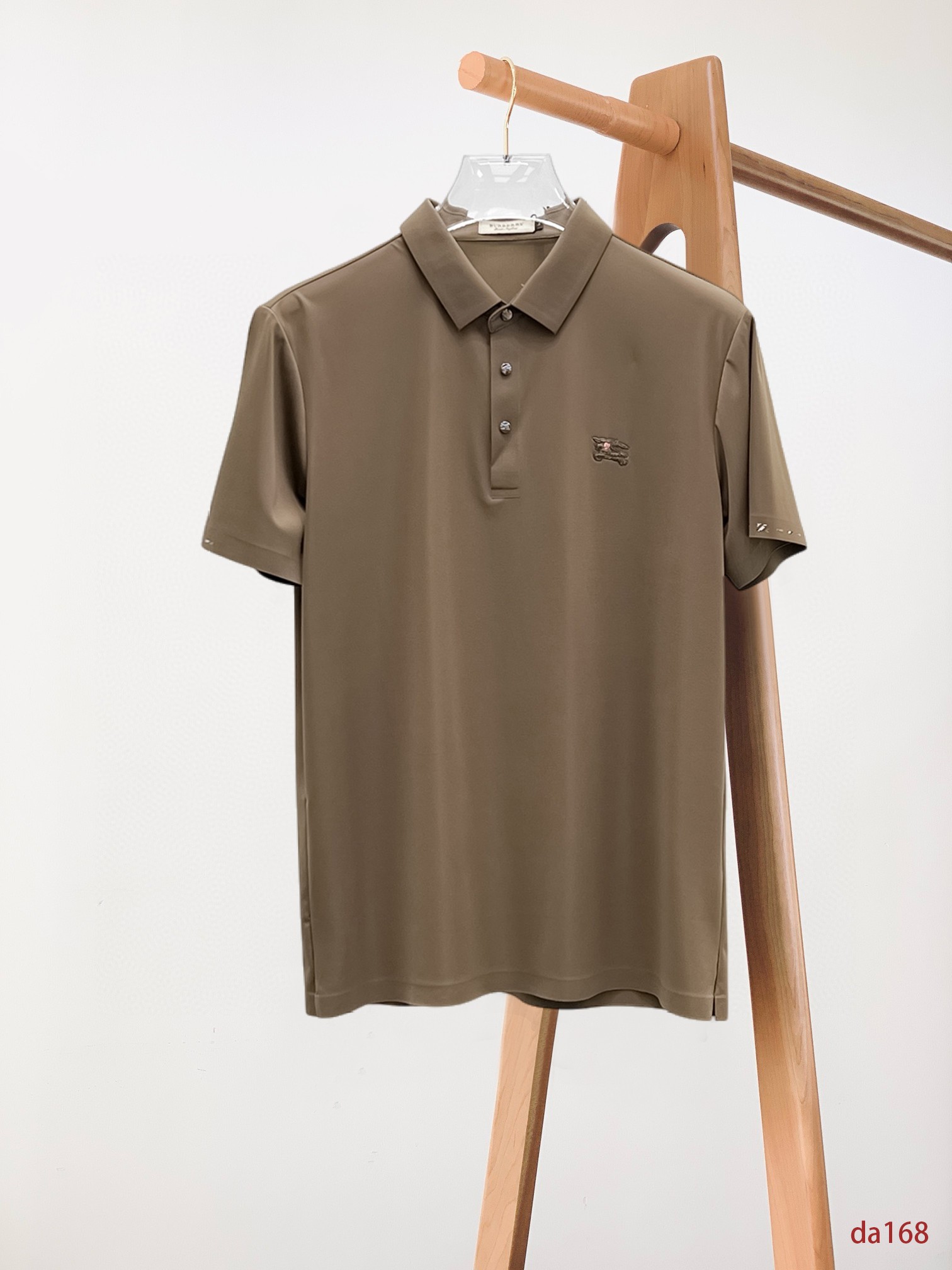 NO:432700,Burberry, high-end business, white-collar workers, must-have items for individuals in the unit!  Seizure-free pressed gel ice silk casual business short-sleeved Polo, technology fabric, ice silk traceless, very good body feel, smooth feel and great texture!  Good elasticity, no sense of restraint, the fabric has its own breathable mesh, moisture absorption and sweating, quick drying and keeping it dry, small lapel placket-breasted design, showing a straight posture, not soft pedal, simple style, can be used for business and leisure, highly recommended!  High-elastic ice silk, the touch is as smooth as jade silk, clean and neat, and elegant and gentlemanly. The high-end materials are the key to the fabric, the quality control must be used. The feel is extremely delicate and smooth, the fabric has a good gloss and upper body skeleton feel, so we can greet mature and quality men's clothing!  Sweat in summer and dry in seconds, a brand new experience Business commuting and leisure M-4XL, burberry, T-shirt, alexander wang19860909巴宝莉 高端商务 白领 单位人士必入单品！ 无痕压胶冰丝休闲商务短袖Polo,科技面料,冰丝无痕,体感非常棒,手感顺滑质感很棒！弹性好,无任何束缚感,面料自带透气网孔,吸湿排汗,速干保持干爽,小翻领门襟排扣设计,展露挺拔姿态,不软踏,简约款式,商务休闲都可驾驭,强烈推荐！高弹冰丝,触感堪比玉蚕丝一样丝滑,干净利落,儒雅绅士风度.高级材质,重点就是面料上,品控的必上,手感极其细腻光滑,面料光泽感和上身骨架感好,打招成熟品质男装！夏天出汗秒干,全新体验 商务通勤休闲 M-4XL,,burberry,T-shirt,alexander wang,Men's clothing