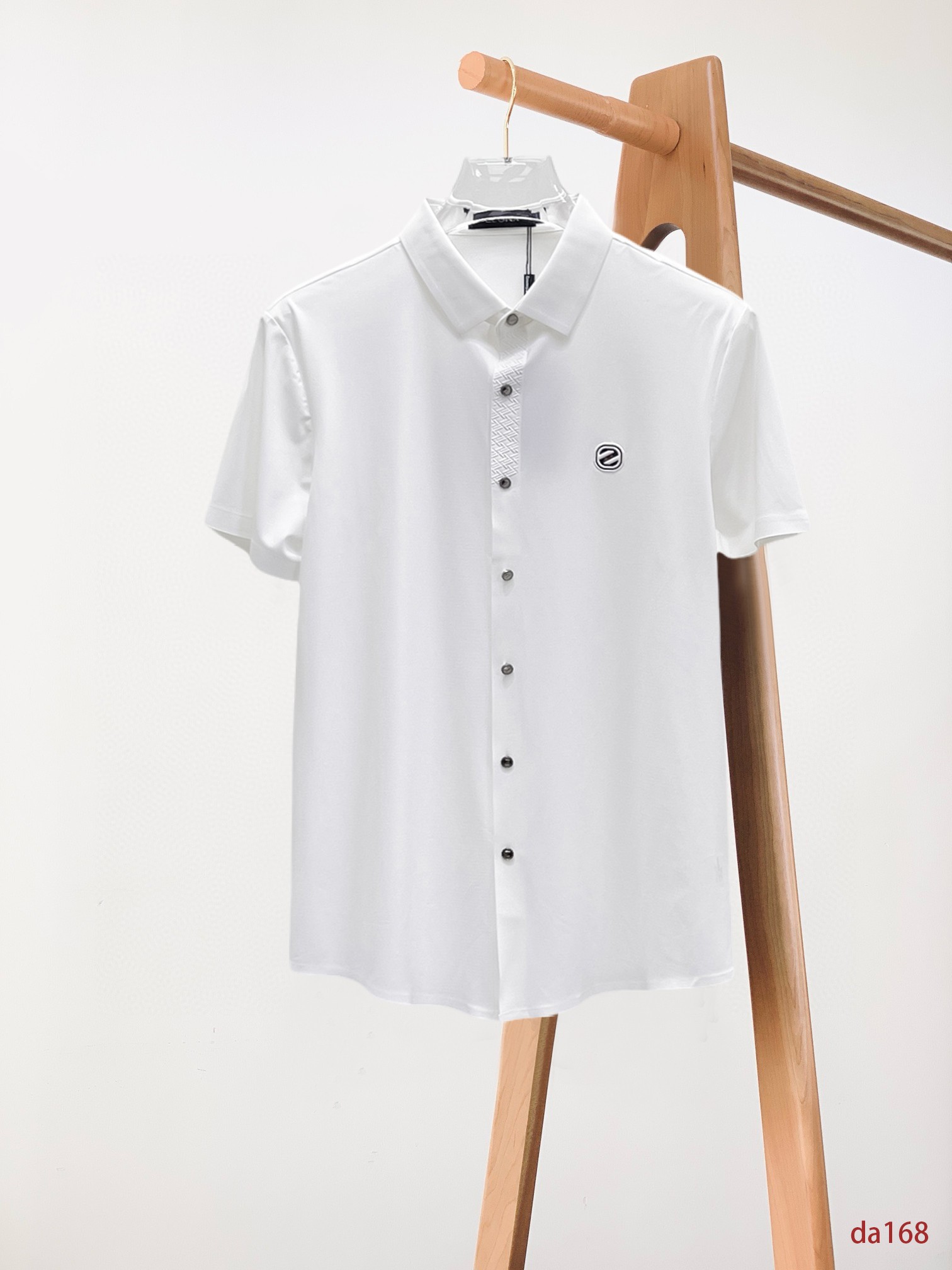 NO:432704,Jenia High-end Business White-collar workers are a must-have item for individuals in the unit!  Seal-free pressed glue ice silk casual business short-sleeved shirt, technological fabric, ice silk traceless, very good body feel, smooth feel and great texture!  Good elasticity, no sense of restraint, the fabric has its own breathable mesh, moisture absorption and sweating, quick drying and keeping it dry, small lapel placket-breasted design, showing a straight posture, not soft pedal, simple style, can be used for business and leisure, highly recommended!  High-elastic ice silk, the touch is as smooth as jade silk, clean and neat, and elegant and gentlemanly. The high-end materials are the key to the fabric, the quality control must be used. The feel is extremely delicate and smooth, the fabric has a good gloss and upper body skeleton feel, so we can greet mature and quality men's clothing!  Sweat in summer and dry in seconds, a brand new experience Business commuting and leisure M-4XL, zegna,shirts,T-shirt,alexander wang19860909杰尼亚 高端商务 白领 单位人士必入单品！ 无痕压胶冰丝休闲商务短袖衬衫,科技面料,冰丝无痕,体感非常棒,手感顺滑质感很棒！弹性好,无任何束缚感,面料自带透气网孔,吸湿排汗,速干保持干爽,小翻领门襟排扣设计,展露挺拔姿态,不软踏,简约款式,商务休闲都可驾驭,强烈推荐！高弹冰丝,触感堪比玉蚕丝一样丝滑,干净利落,儒雅绅士风度.高级材质,重点就是面料上,品控的必上,手感极其细腻光滑,面料光泽感和上身骨架感好,打招成熟品质男装！夏天出汗秒干,全新体验 商务通勤休闲 M-4XL,,zegna,shirts,T-shirt,alexander wang,Men's clothing