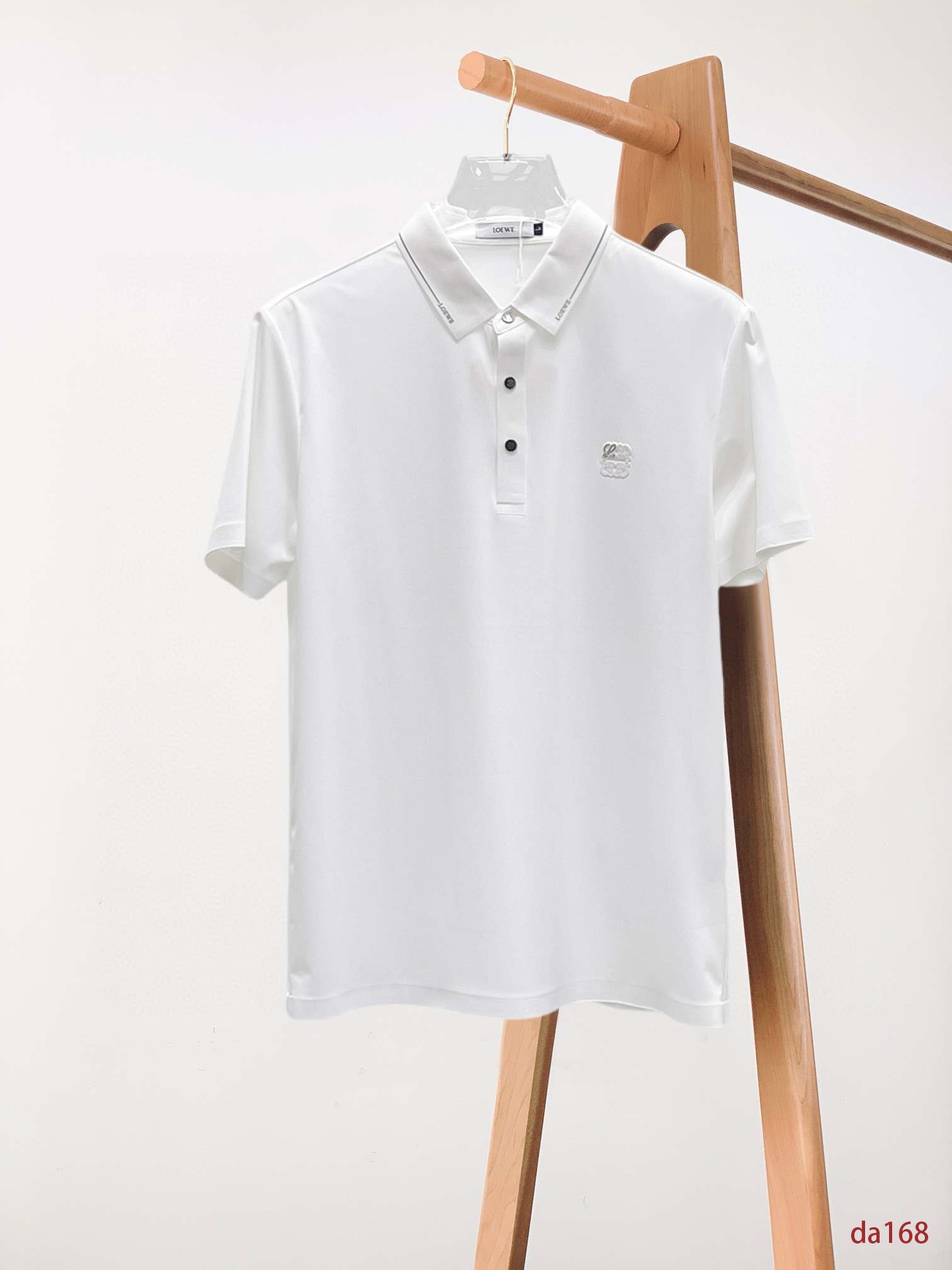 NO:432712,Luo Yiwei, high-end business, white-collar workers, must-have items for individuals in the unit!  Seizure-free pressed gel ice silk casual business short-sleeved Polo, technology fabric, ice silk traceless, very good body feel, smooth feel and great texture!  Good elasticity, no sense of restraint, the fabric has its own breathable mesh, moisture absorption and sweating, quick drying and keeping it dry, small lapel placket-breasted design, showing a straight posture, not soft pedal, simple style, can be used for business and leisure, highly recommended!  High-elastic ice silk, the touch is as smooth as jade silk, clean and neat, and elegant and gentlemanly. The high-end materials are the key to the fabric, the quality control must be used. The feel is extremely delicate and smooth, the fabric has a good gloss and upper body skeleton feel, so we can greet mature and quality men's clothing!  Sweat in summer and dry instantly, a brand new experience Business commuting and leisure M-4XL, loewe, T-shirt, alexander wang19860909罗意威 高端商务 白领 单位人士必入单品！ 无痕压胶冰丝休闲商务短袖Polo,科技面料,冰丝无痕,体感非常棒,手感顺滑质感很棒！弹性好,无任何束缚感,面料自带透气网孔,吸湿排汗,速干保持干爽,小翻领门襟排扣设计,展露挺拔姿态,不软踏,简约款式,商务休闲都可驾驭,强烈推荐！高弹冰丝,触感堪比玉蚕丝一样丝滑,干净利落,儒雅绅士风度.高级材质,重点就是面料上,品控的必上,手感极其细腻光滑,面料光泽感和上身骨架感好,打招成熟品质男装！夏天出汗秒干,全新体验 商务通勤休闲 M-4XL,,loewe,T-shirt,alexander wang,Men's clothing