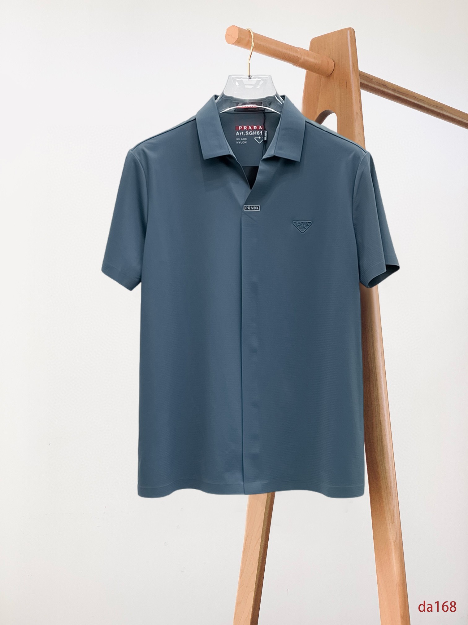 NO:432716,Prada High-end Business White-collar workers are a must-have item for individuals in the unit!  Seizure-free pressed gel ice silk casual business short-sleeved Polo, technology fabric, ice silk traceless, very good body feel, smooth feel and great texture!  Good elasticity, no sense of restraint, the fabric has its own breathable mesh, moisture absorption and sweating, quick drying and keeping it dry, small lapel placket-breasted design, showing a straight posture, not soft pedal, simple style, can be used for business and leisure, highly recommended!  High-elastic ice silk, the touch is as smooth as jade silk, clean and neat, and elegant and gentlemanly. The high-end materials are the key to the fabric, the quality control must be used. The feel is extremely delicate and smooth, the fabric has a good gloss and upper body skeleton feel, so we can greet mature and quality men's clothing!  Sweat in summer and dry in seconds, a brand new experience Business commuting and leisure M-4XL, prada, T-shirt, alexander wang19860909普拉达 高端商务 白领 单位人士必入单品！ 无痕压胶冰丝休闲商务短袖Polo,科技面料,冰丝无痕,体感非常棒,手感顺滑质感很棒！弹性好,无任何束缚感,面料自带透气网孔,吸湿排汗,速干保持干爽,小翻领门襟排扣设计,展露挺拔姿态,不软踏,简约款式,商务休闲都可驾驭,强烈推荐！高弹冰丝,触感堪比玉蚕丝一样丝滑,干净利落,儒雅绅士风度.高级材质,重点就是面料上,品控的必上,手感极其细腻光滑,面料光泽感和上身骨架感好,打招成熟品质男装！夏天出汗秒干,全新体验 商务通勤休闲 M-4XL,,prada,T-shirt,alexander wang,Men's clothing