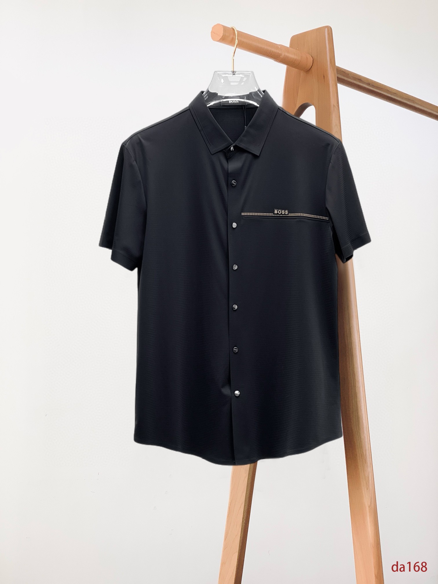 NO:432720,BOSS High-end Business White-collar workers are a must-have item for individuals in the unit!  Seal-free pressed glue ice silk casual business short-sleeved shirt, technological fabric, ice silk traceless, very good body feel, smooth feel and great texture!  Good elasticity, no sense of restraint, the fabric has its own breathable mesh, moisture absorption and sweating, quick drying and keeping it dry, small lapel placket-breasted design, showing a straight posture, not soft pedal, simple style, can be used for business and leisure, highly recommended!  High-elastic ice silk, the touch is as smooth as jade silk, clean and neat, and elegant and gentlemanly. The high-end materials are the key to the fabric, the quality control must be used. The feel is extremely delicate and smooth, the fabric has a good gloss and upper body skeleton feel, so we can greet mature and quality men's clothing!  Sweat in summer and dry instantly, a brand new experience Business commuting and leisure M-4XL, Shirts, T-shirt, alexander wang19860909BOSS 高端商务 白领 单位人士必入单品！ 无痕压胶冰丝休闲商务短袖衬衫,科技面料,冰丝无痕,体感非常棒,手感顺滑质感很棒！弹性好,无任何束缚感,面料自带透气网孔,吸湿排汗,速干保持干爽,小翻领门襟排扣设计,展露挺拔姿态,不软踏,简约款式,商务休闲都可驾驭,强烈推荐！高弹冰丝,触感堪比玉蚕丝一样丝滑,干净利落,儒雅绅士风度.高级材质,重点就是面料上,品控的必上,手感极其细腻光滑,面料光泽感和上身骨架感好,打招成熟品质男装！夏天出汗秒干,全新体验 商务通勤休闲 M-4XL,,shirts,T-shirt,alexander wang,Men's clothing