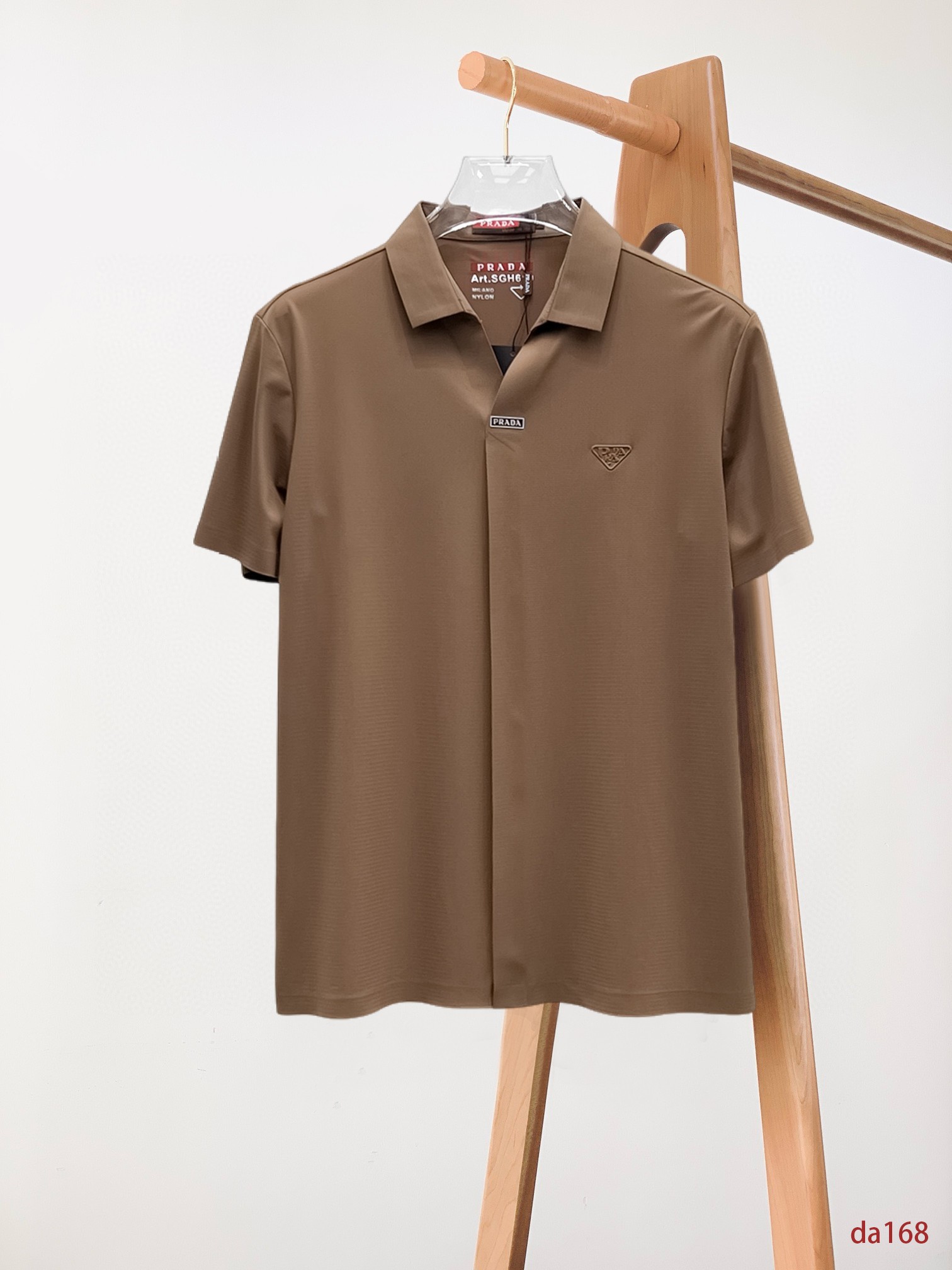 NO:432724,Prada High-end Business White-collar workers are a must-have item for individuals in the unit!  Seizure-free pressed gel ice silk casual business short-sleeved Polo, technology fabric, ice silk traceless, very good body feel, smooth feel and great texture!  Good elasticity, no sense of restraint, the fabric has its own breathable mesh, moisture absorption and sweating, quick drying and keeping it dry, small lapel placket-breasted design, showing a straight posture, not soft pedal, simple style, can be used for business and leisure, highly recommended!  High-elastic ice silk, the touch is as smooth as jade silk, clean and neat, and elegant and gentlemanly. The high-end materials are the key to the fabric, the quality control must be used. The feel is extremely delicate and smooth, the fabric has a good gloss and upper body skeleton feel, so we can greet mature and quality men's clothing!  Sweat in summer and dry in seconds, a brand new experience Business commuting and leisure M-4XL, prada, T-shirt, alexander wang19860909普拉达 高端商务 白领 单位人士必入单品！ 无痕压胶冰丝休闲商务短袖Polo,科技面料,冰丝无痕,体感非常棒,手感顺滑质感很棒！弹性好,无任何束缚感,面料自带透气网孔,吸湿排汗,速干保持干爽,小翻领门襟排扣设计,展露挺拔姿态,不软踏,简约款式,商务休闲都可驾驭,强烈推荐！高弹冰丝,触感堪比玉蚕丝一样丝滑,干净利落,儒雅绅士风度.高级材质,重点就是面料上,品控的必上,手感极其细腻光滑,面料光泽感和上身骨架感好,打招成熟品质男装！夏天出汗秒干,全新体验 商务通勤休闲 M-4XL,,prada,T-shirt,alexander wang,Men's clothing