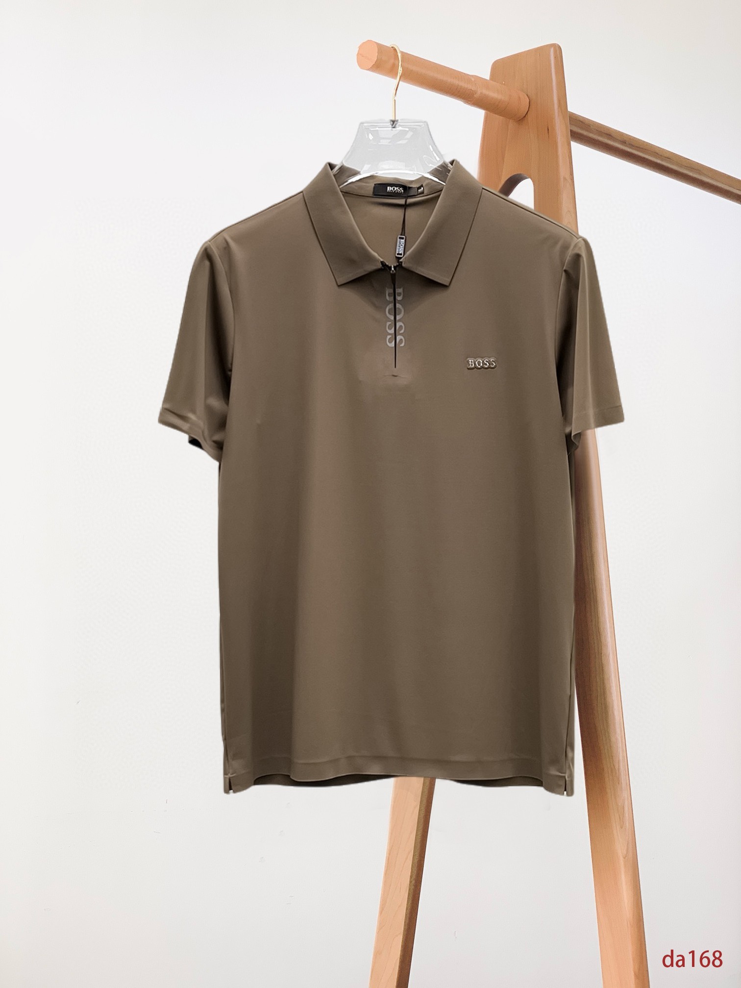 NO:432726,BOSS High-end Business White-collar workers are a must-have item for individuals in the unit!  Seizure-free pressed gel ice silk casual business short-sleeved Polo, technology fabric, ice silk traceless, very good body feel, smooth feel and great texture!  Good elasticity, no sense of restraint, the fabric has its own breathable mesh, moisture absorption and sweating, quick drying and keeping it dry, small lapel placket-breasted design, showing a straight posture, not soft pedal, simple style, can be used for business and leisure, highly recommended!  High-elastic ice silk, the touch is as smooth as jade silk, clean and neat, and elegant and gentlemanly. The high-end materials are the key to the fabric, the quality control must be used. The feel is extremely delicate and smooth, the fabric has a good gloss and upper body skeleton feel, so we can greet mature and quality men's clothing!  Sweat in summer and dry instantly, a brand new experience Business commuting and leisure M-4XL, T-shirt, alexander wang19860909BOSS 高端商务 白领 单位人士必入单品！ 无痕压胶冰丝休闲商务短袖Polo,科技面料,冰丝无痕,体感非常棒,手感顺滑质感很棒！弹性好,无任何束缚感,面料自带透气网孔,吸湿排汗,速干保持干爽,小翻领门襟排扣设计,展露挺拔姿态,不软踏,简约款式,商务休闲都可驾驭,强烈推荐！高弹冰丝,触感堪比玉蚕丝一样丝滑,干净利落,儒雅绅士风度.高级材质,重点就是面料上,品控的必上,手感极其细腻光滑,面料光泽感和上身骨架感好,打招成熟品质男装！夏天出汗秒干,全新体验 商务通勤休闲 M-4XL,,T-shirt,alexander wang,Men's clothing