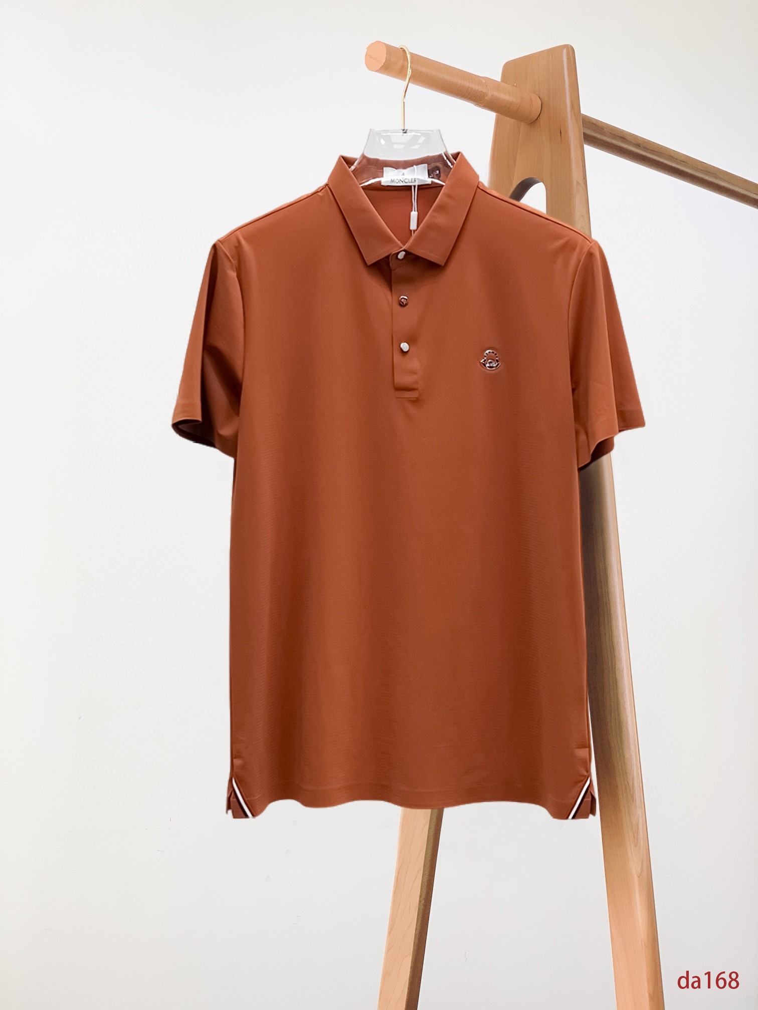 NO:432731,Mask, high-end business, white-collar workers, must-have items for individuals in the unit!  Seizure-free pressed gel ice silk casual business short-sleeved Polo, technology fabric, ice silk traceless, very good body feel, smooth feel and great texture!  Good elasticity, no sense of restraint, the fabric has its own breathable mesh, moisture absorption and sweating, quick drying and keeping it dry, small lapel placket-breasted design, showing a straight posture, not soft pedal, simple style, can be used for business and leisure, highly recommended!  High-elastic ice silk, the touch is as smooth as jade silk, clean and neat, and elegant and gentlemanly. The high-end materials are the key to the fabric, the quality control must be used. The feel is extremely delicate and smooth, the fabric has a good gloss and upper body skeleton feel, so we can greet mature and quality men's clothing!  Sweat in summer and dry instantly, a brand new experience Business commuting and leisure M-4XL, Moncler, T-shirt, alexander wang19860909蒙口 高端商务 白领 单位人士必入单品！ 无痕压胶冰丝休闲商务短袖Polo,科技面料,冰丝无痕,体感非常棒,手感顺滑质感很棒！弹性好,无任何束缚感,面料自带透气网孔,吸湿排汗,速干保持干爽,小翻领门襟排扣设计,展露挺拔姿态,不软踏,简约款式,商务休闲都可驾驭,强烈推荐！高弹冰丝,触感堪比玉蚕丝一样丝滑,干净利落,儒雅绅士风度.高级材质,重点就是面料上,品控的必上,手感极其细腻光滑,面料光泽感和上身骨架感好,打招成熟品质男装！夏天出汗秒干,全新体验 商务通勤休闲 M-4XL,,Moncler,T-shirt,alexander wang,Men's clothing