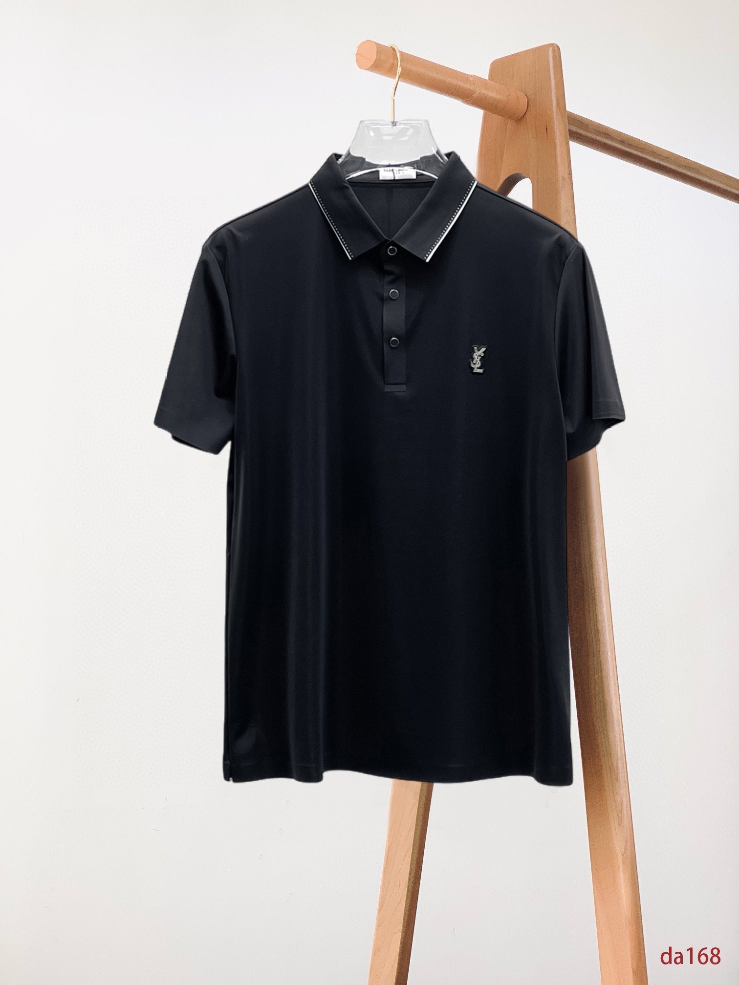 NO:432736,Saint Laurent, high-end business, white-collar workers, must-have items for individuals in the unit!  Seizure-free pressed gel ice silk casual business short-sleeved Polo, technology fabric, ice silk traceless, very good body feel, smooth feel and great texture!  Good elasticity, no sense of restraint, the fabric has its own breathable mesh, moisture absorption and sweating, quick drying and keeping it dry, small lapel placket-breasted design, showing a straight posture, not soft pedal, simple style, can be used for business and leisure, highly recommended!  High-elastic ice silk, the touch is as smooth as jade silk, clean and neat, and elegant and gentlemanly. The high-end materials are the key to the fabric, the quality control must be used. The feel is extremely delicate and smooth, the fabric has a good gloss and upper body skeleton feel, so we can greet mature and quality men's clothing!  Sweat in summer and dry in seconds, a brand new experience Business commuting and leisure M-4XL, saint laurent, T-shirt, alexander wang19860909圣罗兰 高端商务 白领 单位人士必入单品！ 无痕压胶冰丝休闲商务短袖Polo,科技面料,冰丝无痕,体感非常棒,手感顺滑质感很棒！弹性好,无任何束缚感,面料自带透气网孔,吸湿排汗,速干保持干爽,小翻领门襟排扣设计,展露挺拔姿态,不软踏,简约款式,商务休闲都可驾驭,强烈推荐！高弹冰丝,触感堪比玉蚕丝一样丝滑,干净利落,儒雅绅士风度.高级材质,重点就是面料上,品控的必上,手感极其细腻光滑,面料光泽感和上身骨架感好,打招成熟品质男装！夏天出汗秒干,全新体验 商务通勤休闲 M-4XL,,saint laurent,T-shirt,alexander wang,Men's clothing