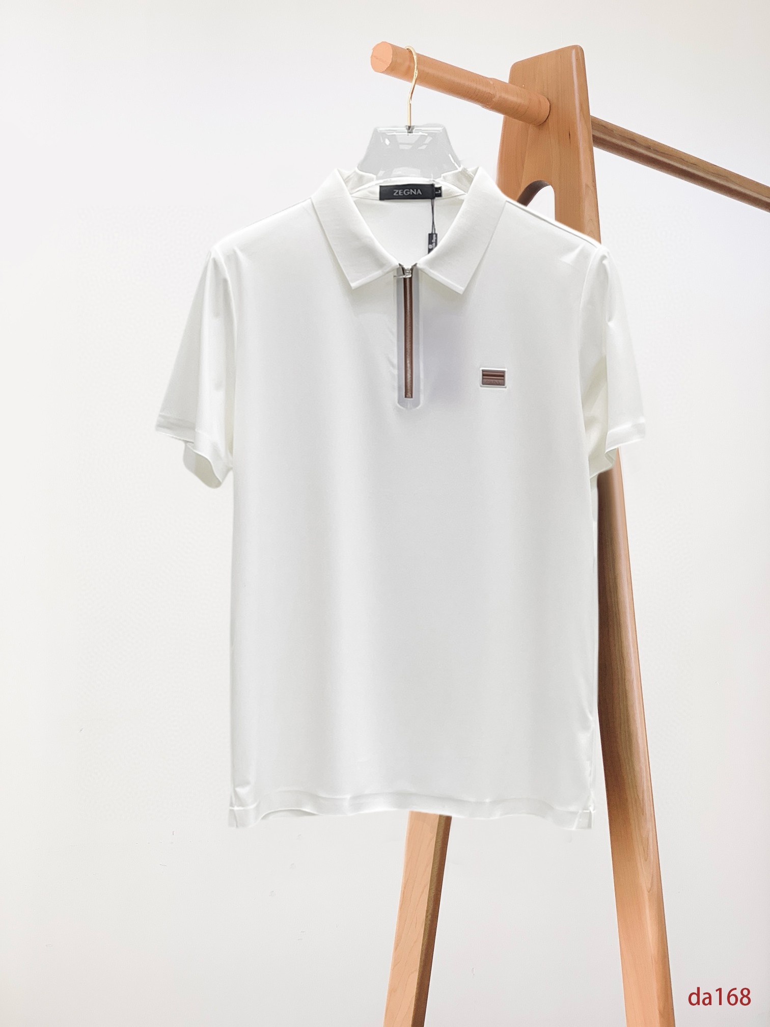 NO:432754,Jenia High-end Business White-collar workers are a must-have item for individuals in the unit!  Seizure-free pressed gel ice silk casual business short-sleeved Polo, technology fabric, ice silk traceless, very good body feel, smooth feel and great texture!  Good elasticity, no sense of restraint, the fabric has its own breathable mesh, moisture absorption and sweating, quick drying and keeping it dry, small lapel placket-breasted design, showing a straight posture, not soft pedal, simple style, can be used for business and leisure, highly recommended!  High-elastic ice silk, the touch is as smooth as jade silk, clean and neat, and elegant and gentlemanly. The high-end materials are the key to the fabric, the quality control must be used. The feel is extremely delicate and smooth, the fabric has a good gloss and upper body skeleton feel, so we can greet mature and quality men's clothing!  Sweat in summer and dry in seconds, a brand new experience Business commuting and leisure M-4XL, zegna, T-shirt, alexander wang19860909杰尼亚 高端商务 白领 单位人士必入单品！ 无痕压胶冰丝休闲商务短袖Polo,科技面料,冰丝无痕,体感非常棒,手感顺滑质感很棒！弹性好,无任何束缚感,面料自带透气网孔,吸湿排汗,速干保持干爽,小翻领门襟排扣设计,展露挺拔姿态,不软踏,简约款式,商务休闲都可驾驭,强烈推荐！高弹冰丝,触感堪比玉蚕丝一样丝滑,干净利落,儒雅绅士风度.高级材质,重点就是面料上,品控的必上,手感极其细腻光滑,面料光泽感和上身骨架感好,打招成熟品质男装！夏天出汗秒干,全新体验 商务通勤休闲 M-4XL,,zegna,T-shirt,alexander wang,Men's clothing