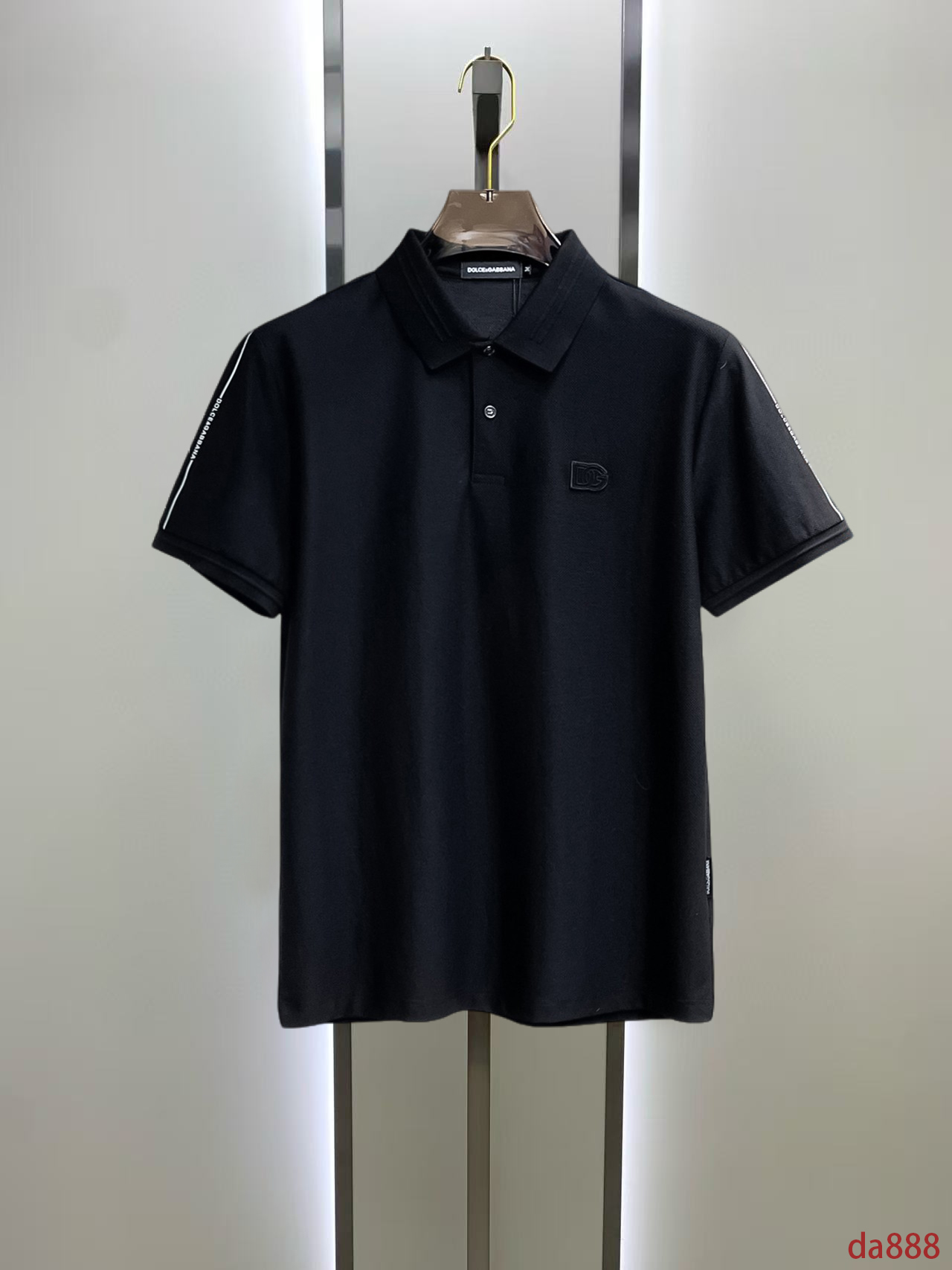 NO:466361,DG High-end Business White-collar workers are a must-have item for individuals in the unit!  Seizure-free pressed gel ice silk casual business short-sleeved Polo, technology fabric, ice silk traceless, very good body feel, smooth feel and great texture!  Good elasticity, no sense of restraint, the fabric has its own breathable mesh, moisture absorption and sweating, quick drying and keeping it dry, small lapel placket-breasted design, showing a straight posture, not soft pedal, simple style, can be used for business and leisure, highly recommended!  High-elastic ice silk, the touch is as smooth as jade silk, clean and neat, and elegant and gentlemanly. The high-end materials are the key to the fabric, the quality control must be used. The feel is extremely delicate and smooth, the fabric has a good gloss and upper body skeleton feel, so we can greet mature and quality men's clothing!  Sweat in summer and dry instantly, a brand new experience Business commuting and leisure M-4XL, T-shirt, alexander wang19860909DG 高端商务 白领 单位人士必入单品！ 无痕压胶冰丝休闲商务短袖Polo,科技面料,冰丝无痕,体感非常棒,手感顺滑质感很棒！弹性好,无任何束缚感,面料自带透气网孔,吸湿排汗,速干保持干爽,小翻领门襟排扣设计,展露挺拔姿态,不软踏,简约款式,商务休闲都可驾驭,强烈推荐！高弹冰丝,触感堪比玉蚕丝一样丝滑,干净利落,儒雅绅士风度.高级材质,重点就是面料上,品控的必上,手感极其细腻光滑,面料光泽感和上身骨架感好,打招成熟品质男装！夏天出汗秒干,全新体验 商务通勤休闲 M-4XL,,T-shirt,alexander wang,Men's clothing