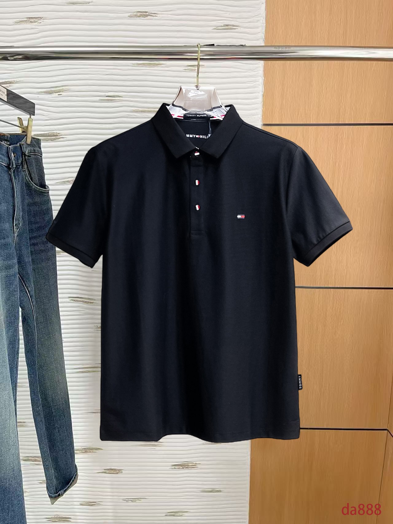 NO:160176,Tom Brown High-end Business White-collar workers are a must-have item for individuals in the unit!  Seizure-free pressed gel ice silk casual business short-sleeved Polo, technology fabric, ice silk traceless, very good body feel, smooth feel and great texture!  Good elasticity, no sense of restraint, the fabric has its own breathable mesh, moisture absorption and sweating, quick drying and keeping it dry, small lapel placket-breasted design, showing a straight posture, not soft pedal, simple style, can be used for business and leisure, highly recommended!  High-elastic ice silk, the touch is as smooth as jade silk, clean and neat, and elegant and gentlemanly. The high-end materials are the key to the fabric, the quality control must be used. The feel is extremely delicate and smooth, the fabric has a good gloss and upper body skeleton feel, so we can greet mature and quality men's clothing!  Sweat in summer and dry in seconds, a brand new experience Business commuting and leisure M-4XL, thom browne, T-shirt, alexander wang19860909汤姆布朗 高端商务 白领 单位人士必入单品！ 无痕压胶冰丝休闲商务短袖Polo,科技面料,冰丝无痕,体感非常棒,手感顺滑质感很棒！弹性好,无任何束缚感,面料自带透气网孔,吸湿排汗,速干保持干爽,小翻领门襟排扣设计,展露挺拔姿态,不软踏,简约款式,商务休闲都可驾驭,强烈推荐！高弹冰丝,触感堪比玉蚕丝一样丝滑,干净利落,儒雅绅士风度.高级材质,重点就是面料上,品控的必上,手感极其细腻光滑,面料光泽感和上身骨架感好,打招成熟品质男装！夏天出汗秒干,全新体验 商务通勤休闲 M-4XL,,thom browne,T-shirt,alexander wang,Men's clothing